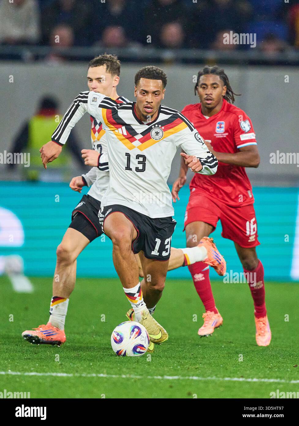 Felix Nmecha d'Allemagne concurrencer pour le ballon, tackling, duel, header, zweikampf, action, lutte contre Leandro Barreiro du Luxembourg dans le match de qualification de la Coupe du monde de la FIFA 2026 LUXEMBOURG - ALLEMAGNE 0-2 dans la saison 2025/2026 le 14 novembre 2025 au Luxembourg. Photographe : ddp images / STAR-images Banque D'Images