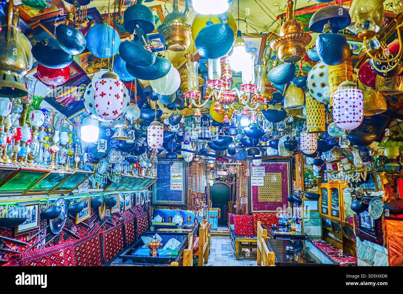 ISFAHAN, IRAN - le 21 octobre 2017 : les touristes et les habitants jouissent de leurs dépenses en temps Azadegan (Chaykhuneh vintage tea house), le 21 octobre à Isfah Banque D'Images