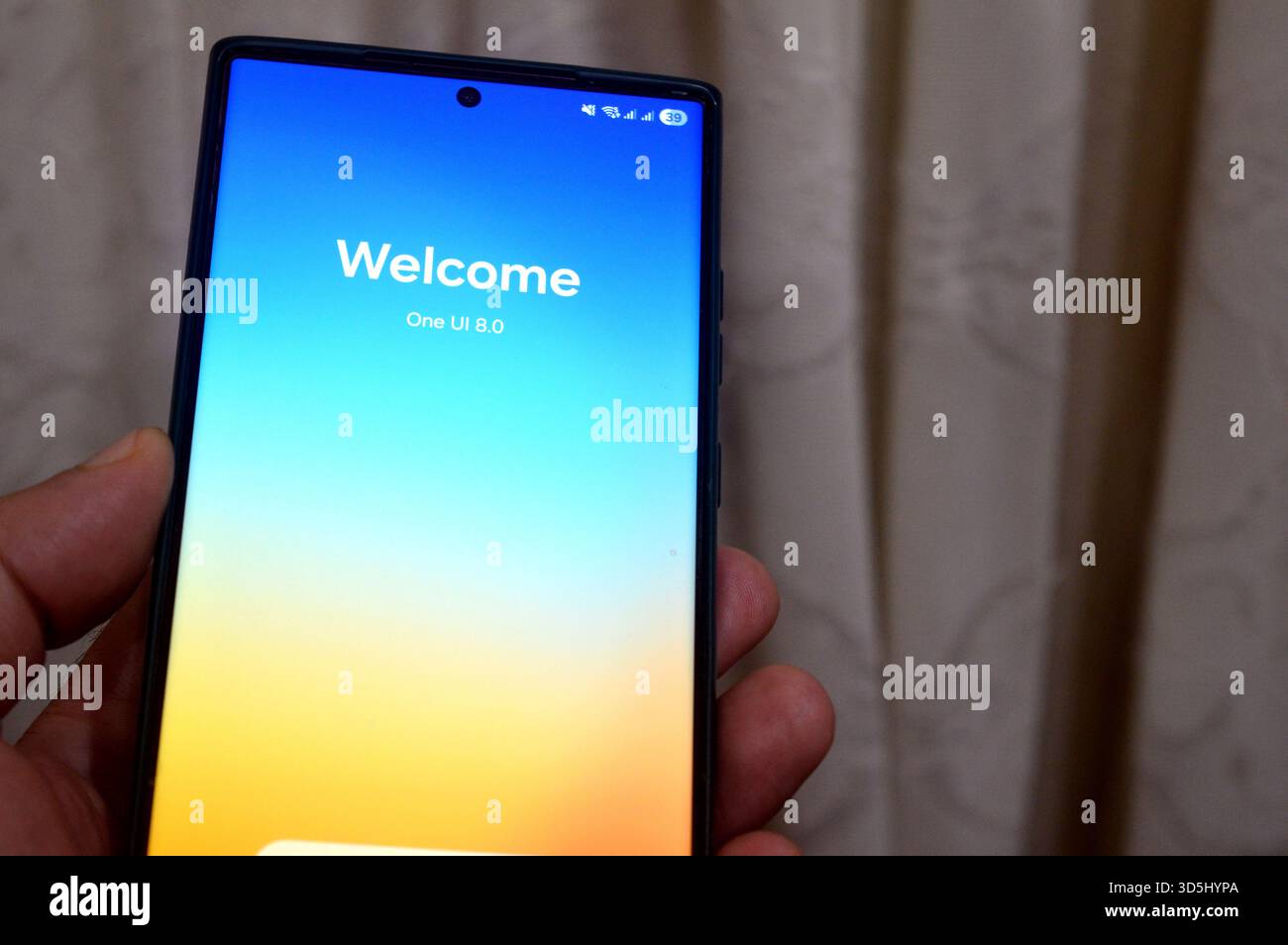 Le Caire, Egypte, 10 novembre 2025 : L'écran d'accueil pour Galaxy ai One UI 8,0, mise à jour du logiciel Samsung pour les téléphones cellulaires Samsung Flagship, avec securi Banque D'Images