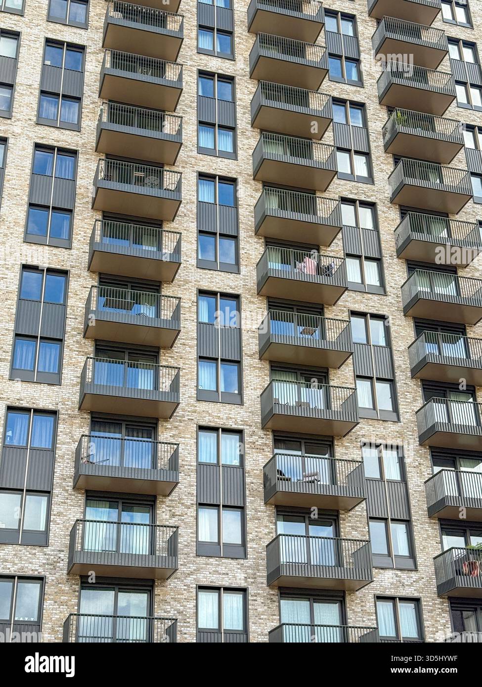 Londres, Angleterre, Royaume-Uni - 25 octobre 2025 : vue extérieure d'un nouveau bloc d'appartements à côté du stade de Wembley dans le nord de Londres - Image de stock capturée avec un smartphone