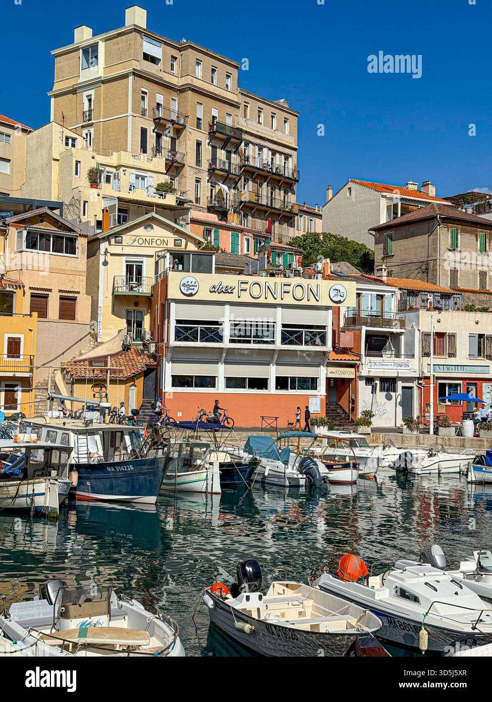Marseille, France, 10 octobre 2025 : vallon des auffes, charmant village de pêcheurs aux bâtiments colorés et aux bateaux traditionnels Banque D'Images