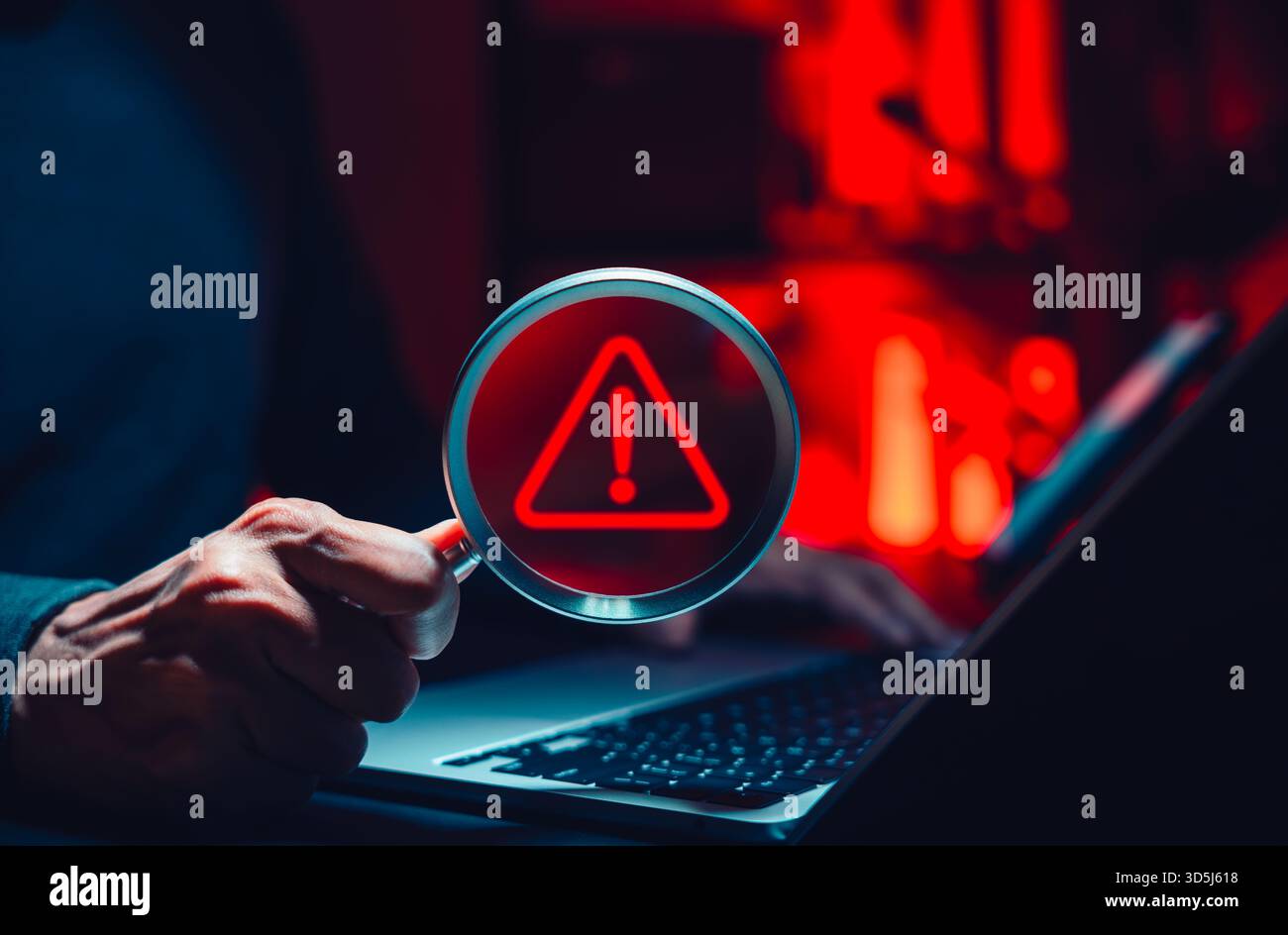 Concept de détection des cybermenaces et d'avertissement des risques liés aux données. Personne tenant une loupe avec un symbole d'alerte numérique représentant une violation de la cybersécurité, Banque D'Images