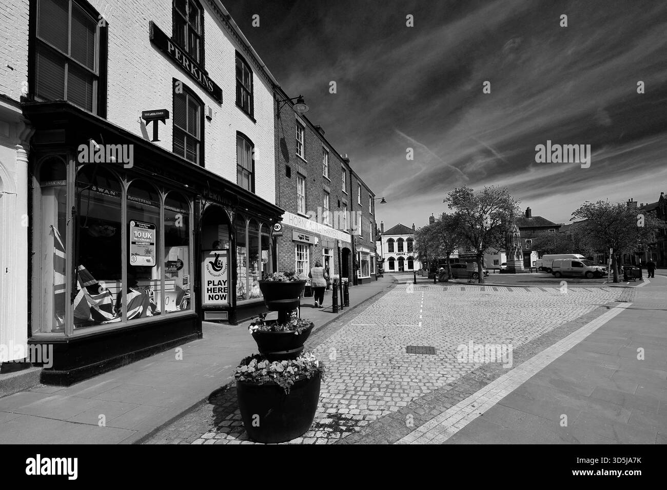 Magasins sur la place du marché, ville de Horncastle, Lincolnshire, Angleterre, Royaume-Uni Banque D'Images