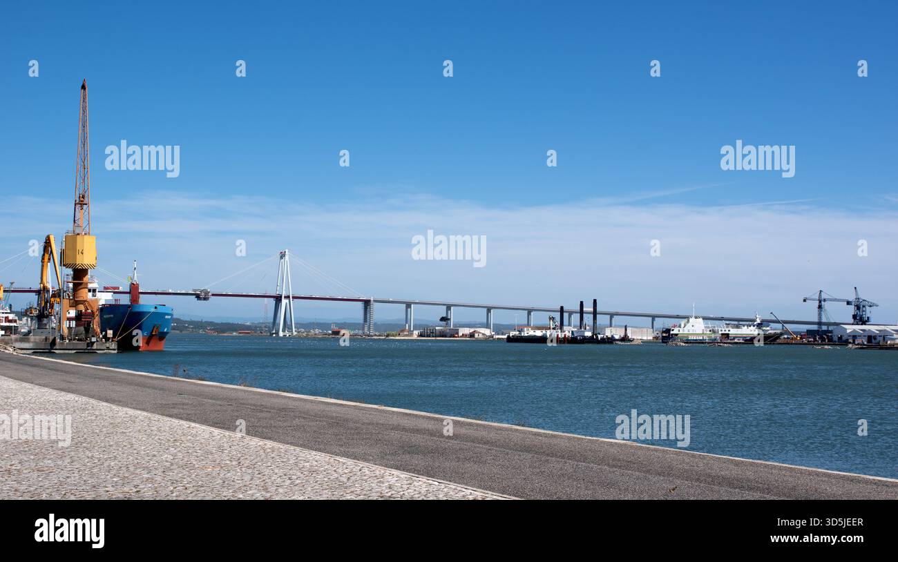 Le cargo Wilson Pori en cours de chargement à Figueria da Foz, en arrière-plan est le câble suspendu Edgar Cardoso Bridge Banque D'Images