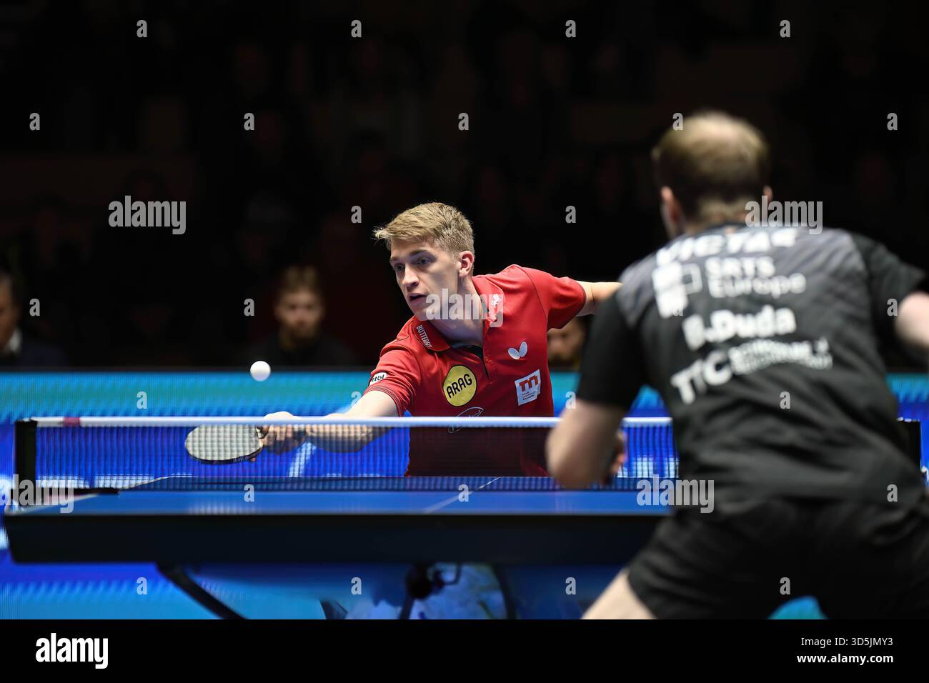 TTBL 8. Spieltag Borussia Duesseldorf - TTC Schwalbe Bergneustadt am 16.11.2025 im Arag CenterCourt in Duesseldorf Anton Kaellberg ( Duesseldorf ), links und Benedikt Duda ( Bergneustadt ), rechts Foto : Revierfoto crédit : ddp Media GmbH/Alamy Live News Banque D'Images