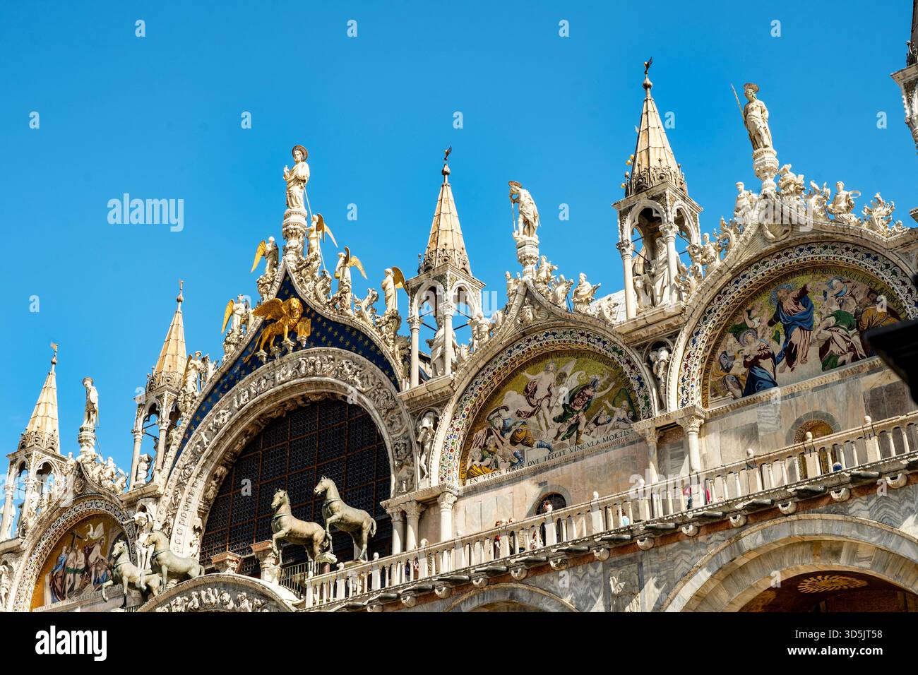 Façade ornée de la basilique de Saint Marc à Venise, en Italie et toit gothique couronné. Banque D'Images
