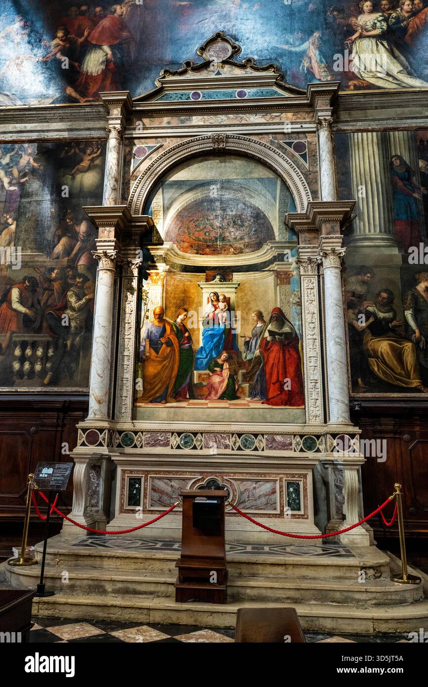 Retable de San Zaccaaria Madonna intronisée à l'enfant et aux Saints par le peintre de la Renaissance Giovanni à l'église de San Zaccaria à Venise, en Italie. Banque D'Images