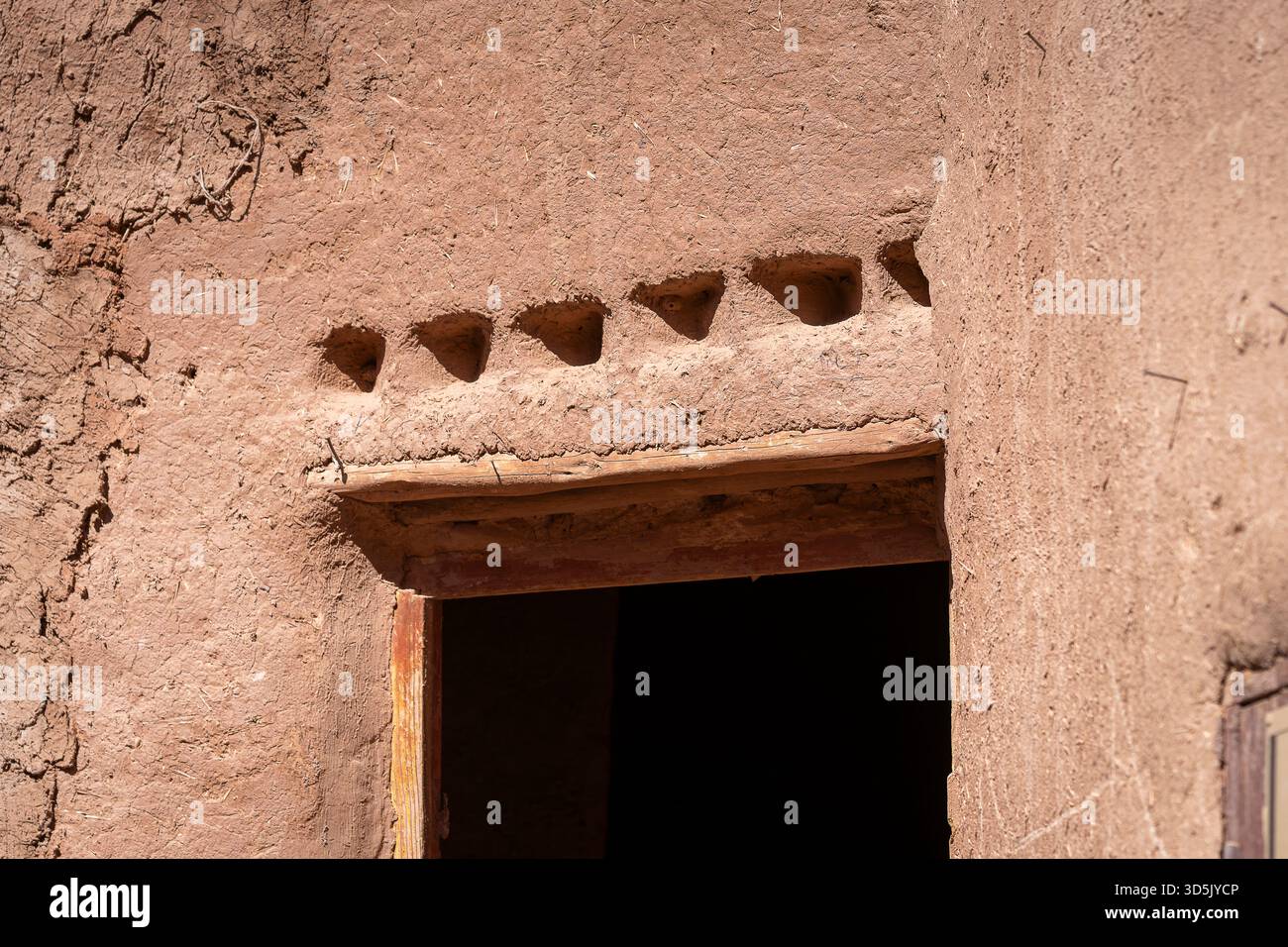 Maison porte à Ksar ait Ben haddou, vieux village berbère en adobe-briques ou kasbah. Composition des murs du ksar d'adobe. Banque D'Images