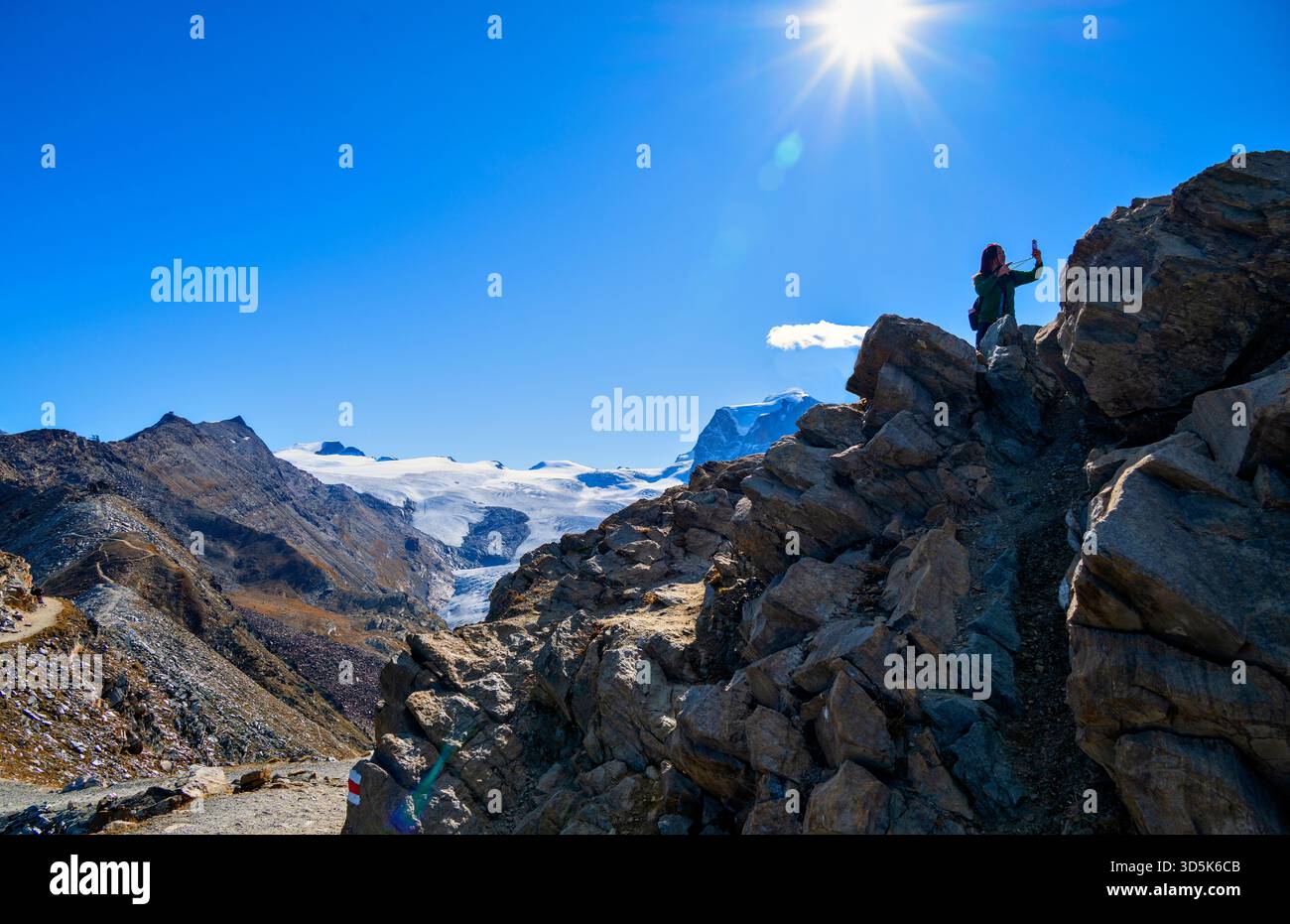 Touriste prend un selfie au Gornergrat avec les glaciers du massif du Monte Rosa en arrière-plan, Suisse Banque D'Images