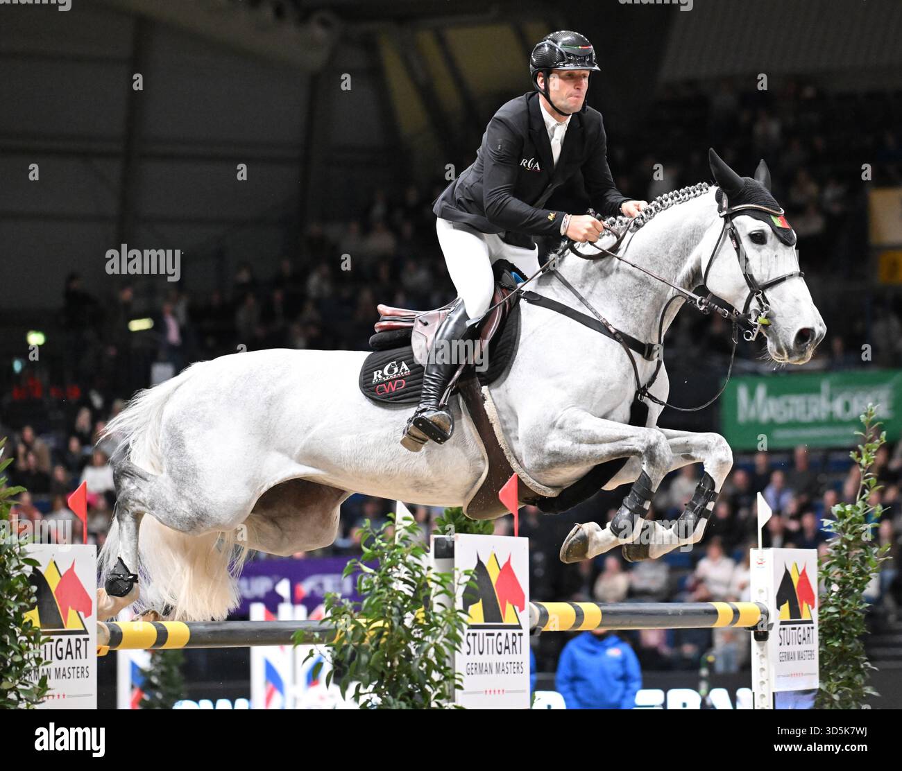 Stuttgart, Allemagne. 16 novembre 2025. Sport équestre/saut : Coupe du monde, compétition de saut d'obstacles avec saut d'obstacles. Rodrigo Giesteira Almeida du Portugal prend la deuxième place avec son cheval Karonia dans le saut. Crédit : Bernd Weißbrod/dpa/Alamy Live News Banque D'Images