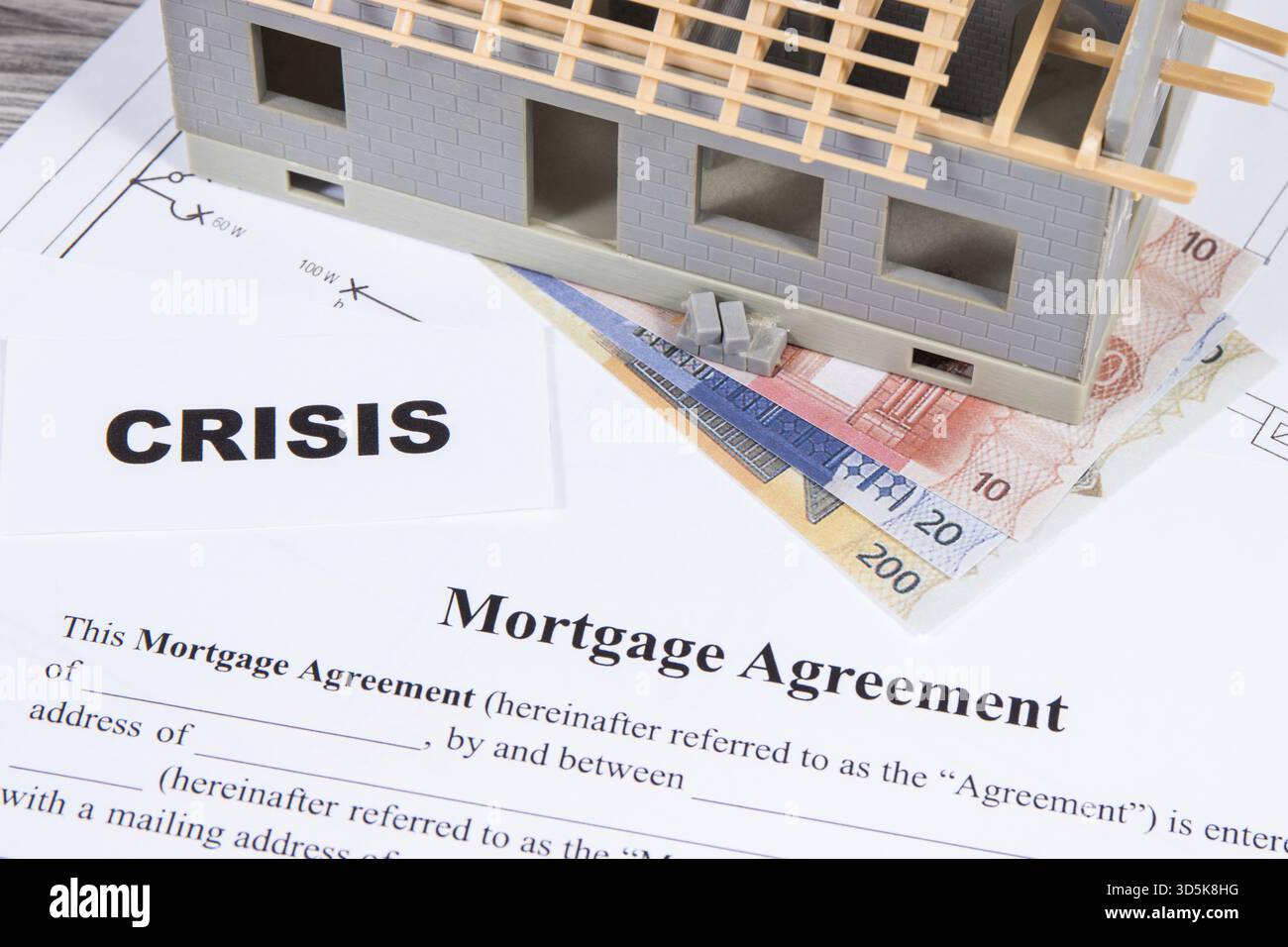 Petite maison de jouet en construction, formulaire d'accord hypothécaire, devises Euro et crise d'inscription. Prix élevés de l'immobilier et du financement d'achat Banque D'Images