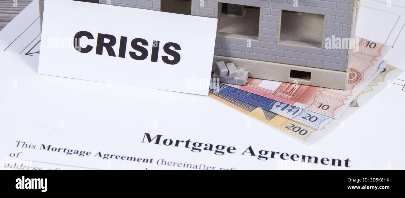 Petite maison de jouet inachevée, formulaire d'accord hypothécaire, devises Euro et crise d'inscription. Prix élevés de l'immobilier et de la construction de maison Banque D'Images