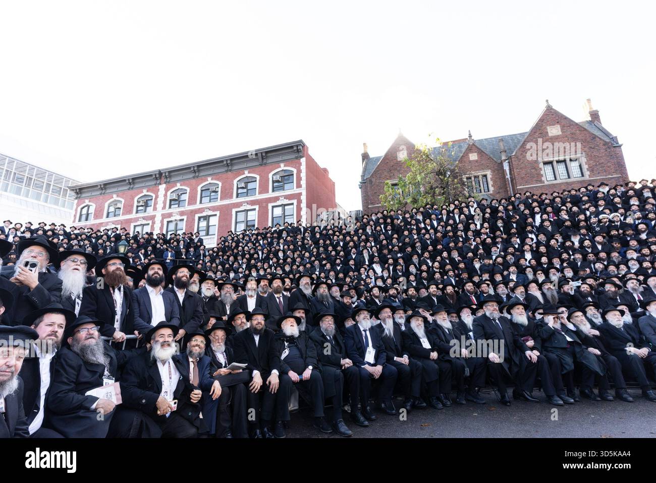 Plus de 6 500 rabbins hassidiques des 50 états des États-Unis et de plus de 100 pays se réunissent pour la conférence internationale annuelle des émissaires Shluchim de Chabad-Lubavitch (Kinus Hashluchim) photo de classe devant le siège de Chabad à Brooklyn, New York, le 16 novembre 2025. Le Kinus est le plus grand rassemblement rabbinique au monde. Il comprend quatre jours d'ateliers, un Shabbat spirituellement édifiant et une visite à l'Ohel, le lieu où le Rabbin Menachem M. Schneerson Lubavitcher a été mis au repos. Banque D'Images