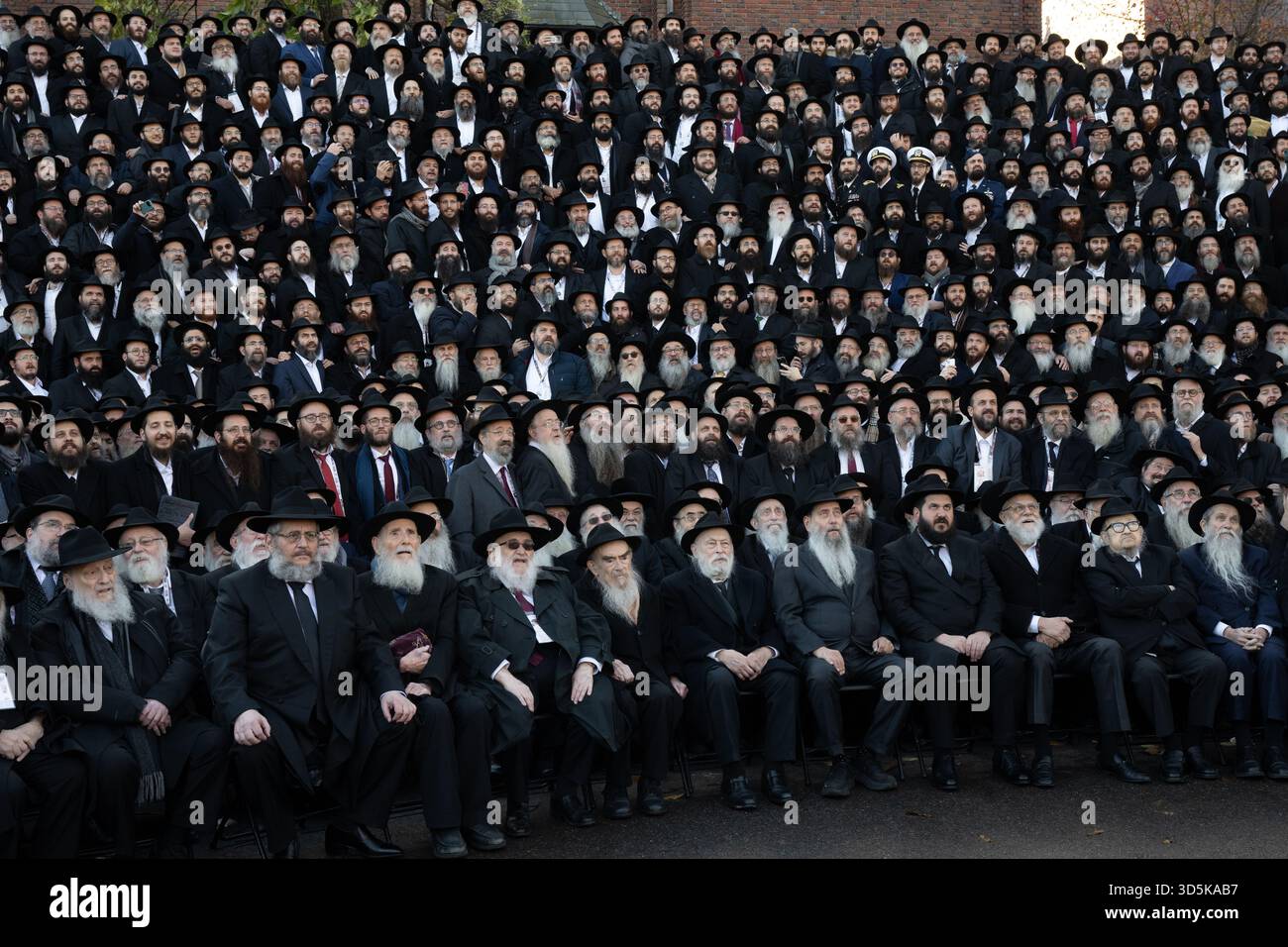 Des milliers de rabbins participant à la 42e Conférence internationale annuelle des émissaires de Chabad-Lubavitch (Kinus Hashluchim) posent pour une photo de groupe le 16 novembre Banque D'Images