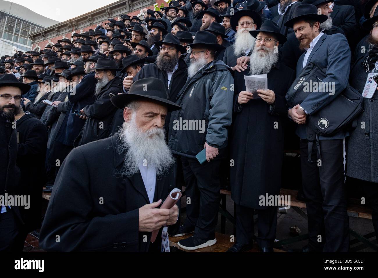 Des milliers de rabbins participant à la 42e Conférence internationale annuelle des émissaires de Chabad-Lubavitch (Kinus Hashluchim) posent pour une photo de groupe le 16 novembre Banque D'Images