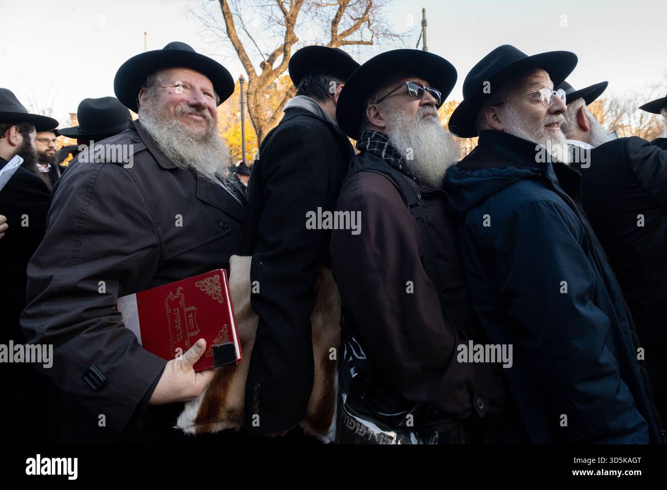 Des milliers de rabbins participant à la 42e Conférence internationale annuelle des émissaires de Chabad-Lubavitch (Kinus Hashluchim) posent pour une photo de groupe le 16 novembre Banque D'Images