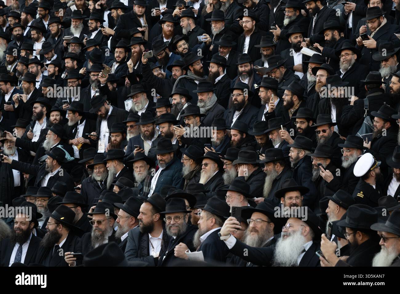 Des milliers de rabbins participant à la 42e Conférence internationale annuelle des émissaires de Chabad-Lubavitch (Kinus Hashluchim) posent pour une photo de groupe le 16 novembre Banque D'Images