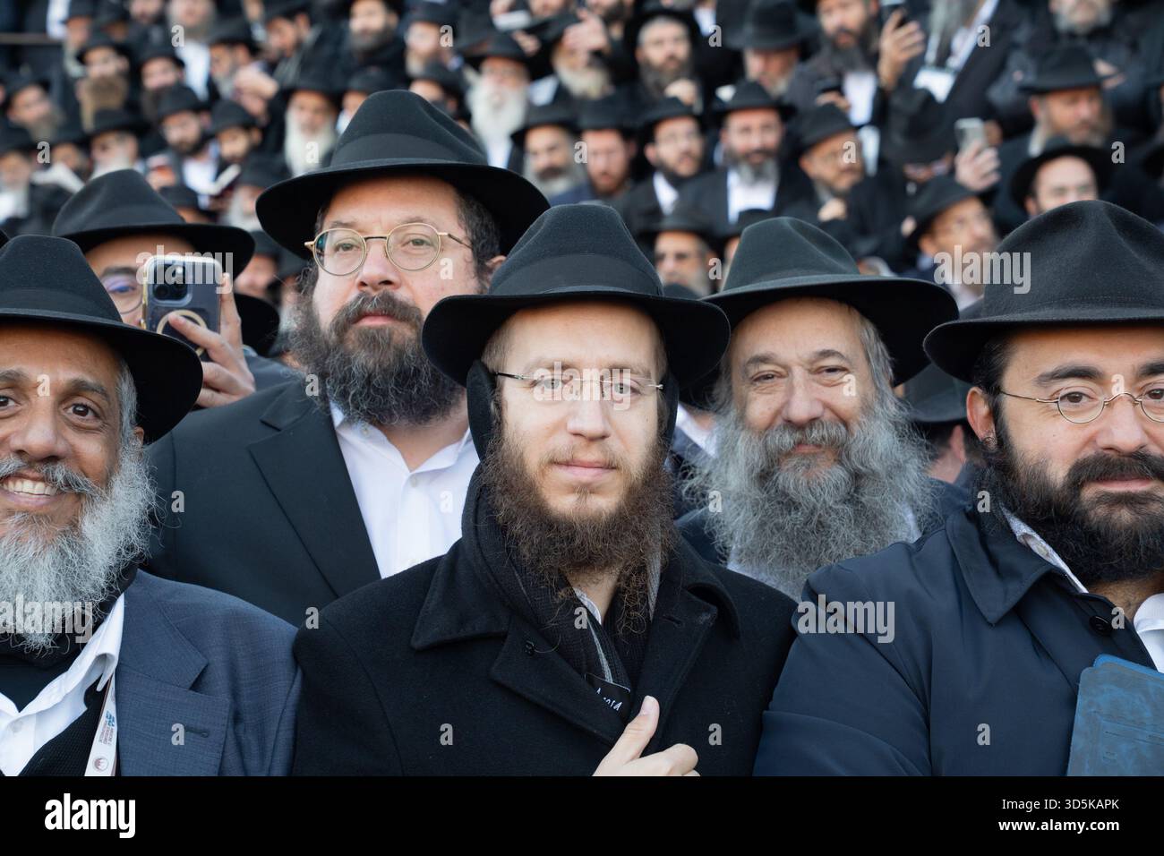 Plus de 6 500 rabbins hassidiques des 50 états des États-Unis et de plus de 100 pays se réunissent pour la conférence internationale annuelle des émissaires Shluchim de Chabad-Lubavitch (Kinus Hashluchim) photo de classe devant le siège de Chabad à Brooklyn, New York, le 16 novembre 2025. Le Kinus est le plus grand rassemblement rabbinique au monde. Il comprend quatre jours d'ateliers, un Shabbat spirituellement édifiant et une visite à l'Ohel, le lieu où le Rabbin Menachem M. Schneerson Lubavitcher a été mis au repos. Banque D'Images