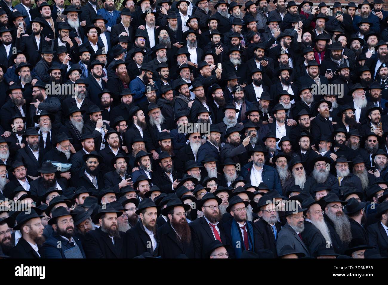 Plus de 6 500 rabbins hassidiques des 50 états des États-Unis et de plus de 100 pays se réunissent pour la conférence internationale annuelle des émissaires Shluchim de Chabad-Lubavitch (Kinus Hashluchim) photo de classe devant le siège de Chabad à Brooklyn, New York, le 16 novembre 2025. Le Kinus est le plus grand rassemblement rabbinique au monde. Il comprend quatre jours d'ateliers, un Shabbat spirituellement édifiant et une visite à l'Ohel, le lieu où le Rabbin Menachem M. Schneerson Lubavitcher a été mis au repos. Banque D'Images