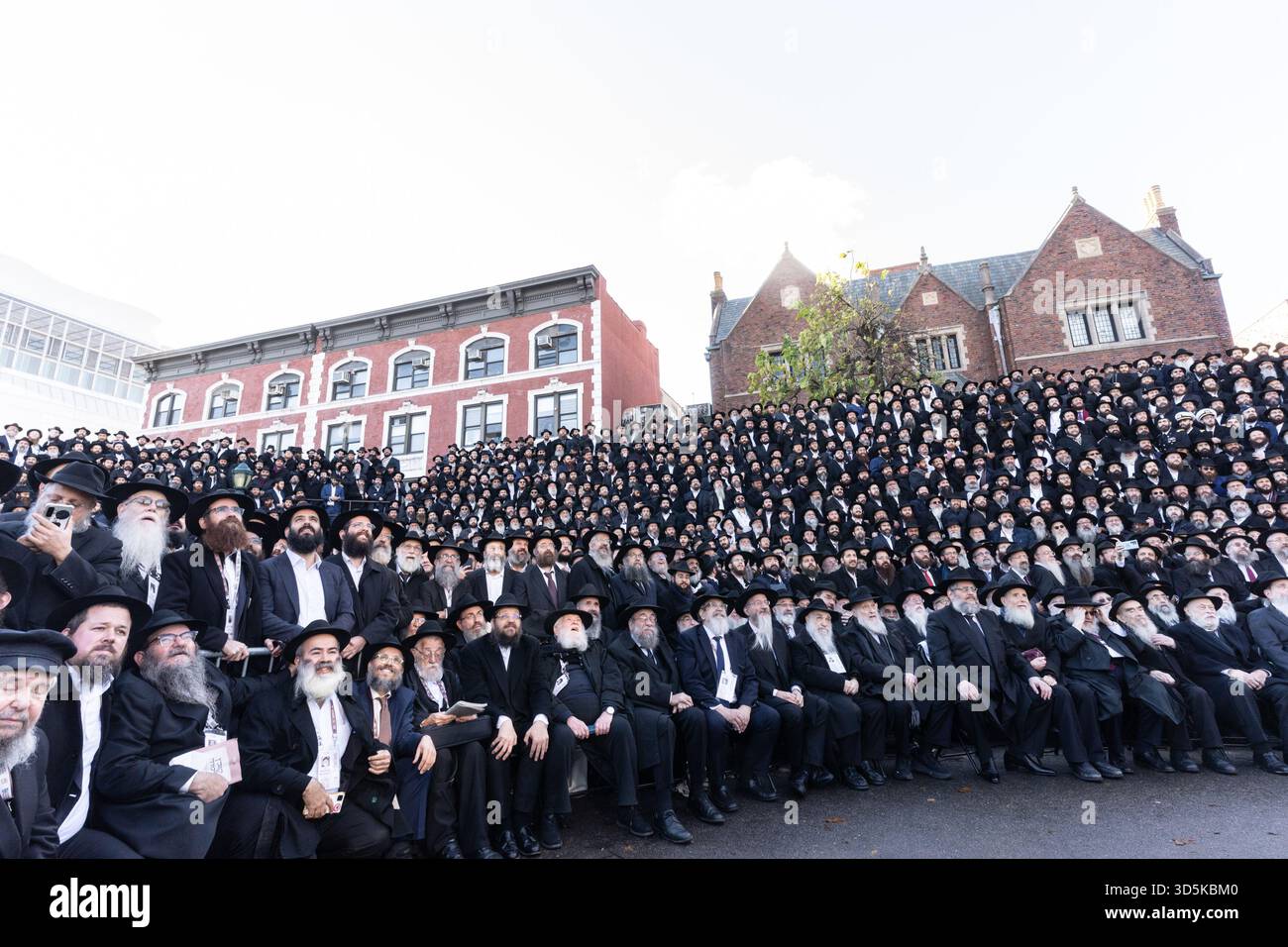 Plus de 6 500 rabbins hassidiques des 50 états des États-Unis et de plus de 100 pays se réunissent pour la conférence internationale annuelle des émissaires Shluchim de Chabad-Lubavitch (Kinus Hashluchim) photo de classe devant le siège de Chabad à Brooklyn, New York, le 16 novembre 2025. Le Kinus est le plus grand rassemblement rabbinique au monde. Il comprend quatre jours d'ateliers, un Shabbat spirituellement édifiant et une visite à l'Ohel, le lieu où le Rabbin Menachem M. Schneerson Lubavitcher a été mis au repos. Banque D'Images