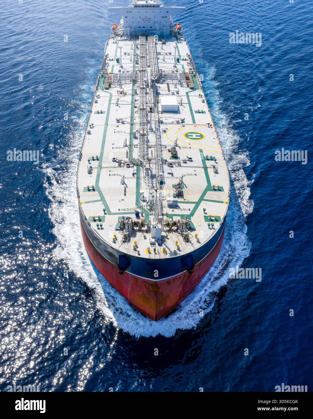 Vue aérienne de face supérieure d'un produit chimique ou d'un pétrolier naviguant avec vitesse au-dessus de l'océan Banque D'Images