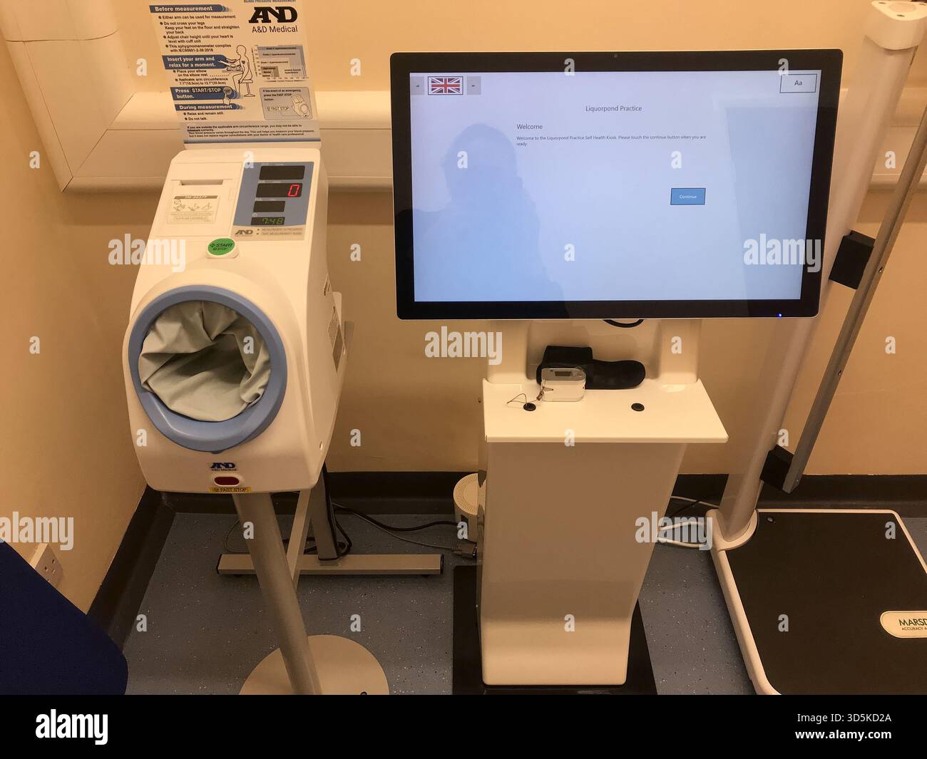 Appareil médical de surveillance de la pression artérielle par A&d dans la chirurgie d'un médecin Banque D'Images