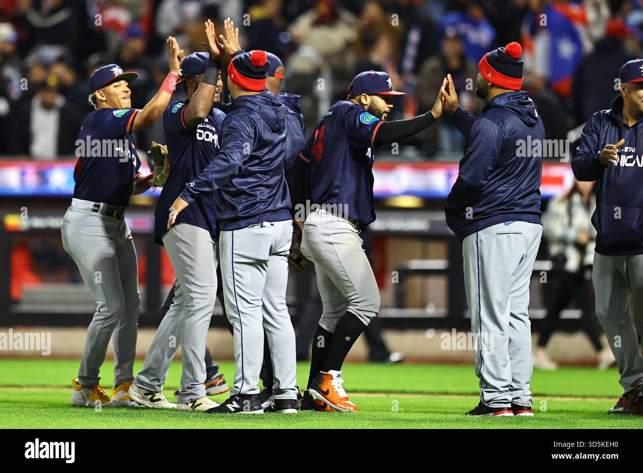 Les joueurs de la République dominicaine célèbrent leur victoire 6-2 dans un match de baseball contre le Porto Rico au Citi Field à Corona, New York, samedi 15 novembre 2025. (Photo : Gordon Donovan) Banque D'Images