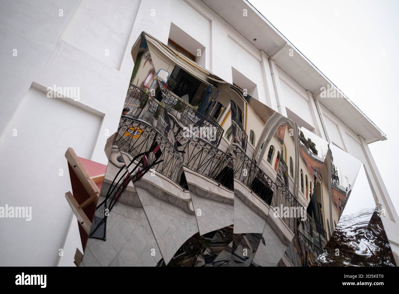 Téhéran, Iran. 15 novembre 2025. Une sculpture interactive est photographiée devant le Musée du cinéma pendant la semaine du design de Téhéran à Téhéran, Iran, le 15 novembre 2025. La semaine du design de Téhéran est un événement inclusif qui tisse le design dans le tissu de la vie urbaine, créant une plate-forme de dialogue créatif entre designers, producteurs et passionnés. (Photo de Morteza Nikoubazl/NurPhoto) crédit : NurPhoto SRL/Alamy Live News Banque D'Images