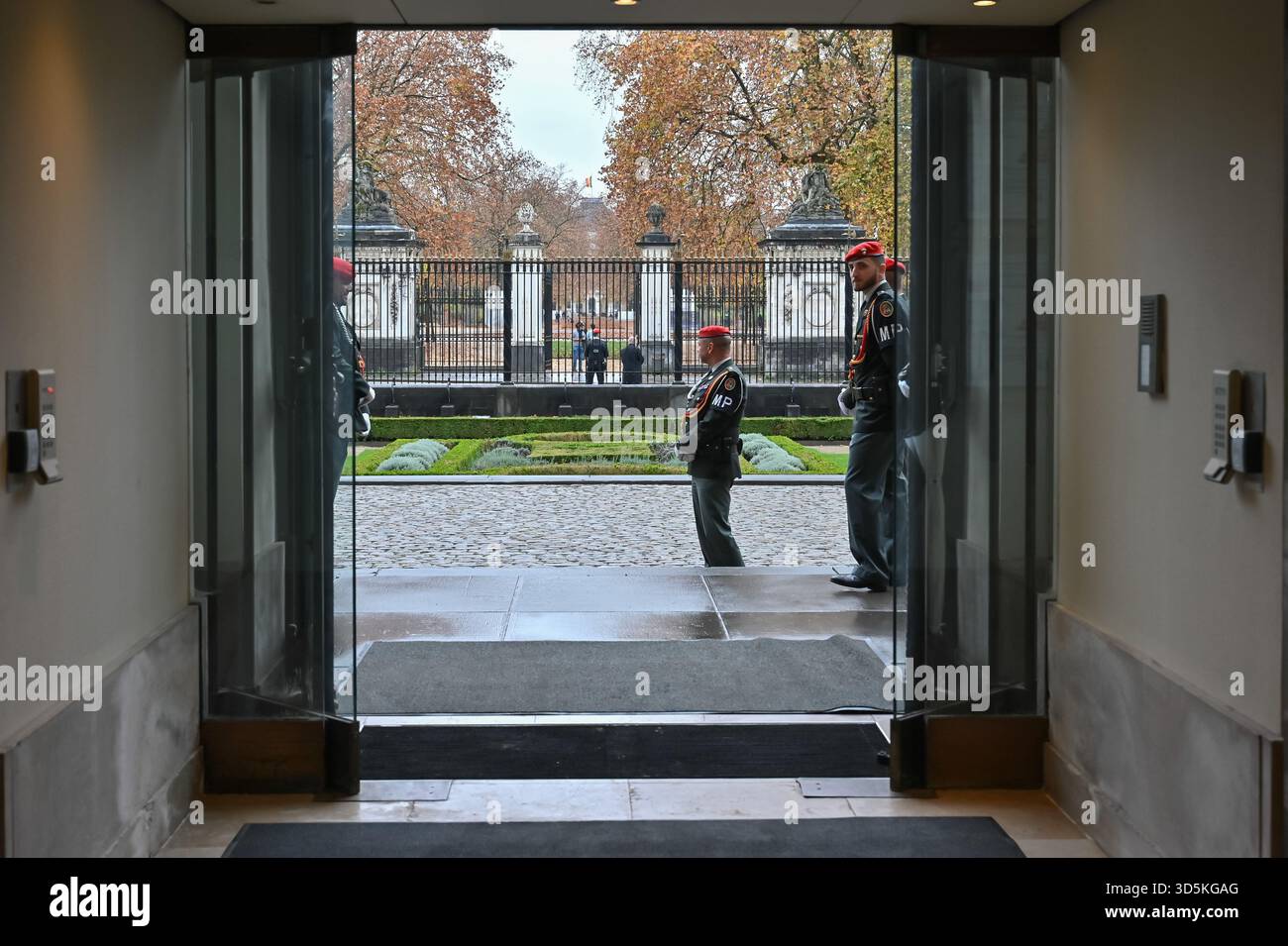 La police militaire belge se tient sur la place de la Nation au Palais de la Nation à Bruxelles, sécurisant la zone avant l'arrivée de la famille royale pour t Banque D'Images