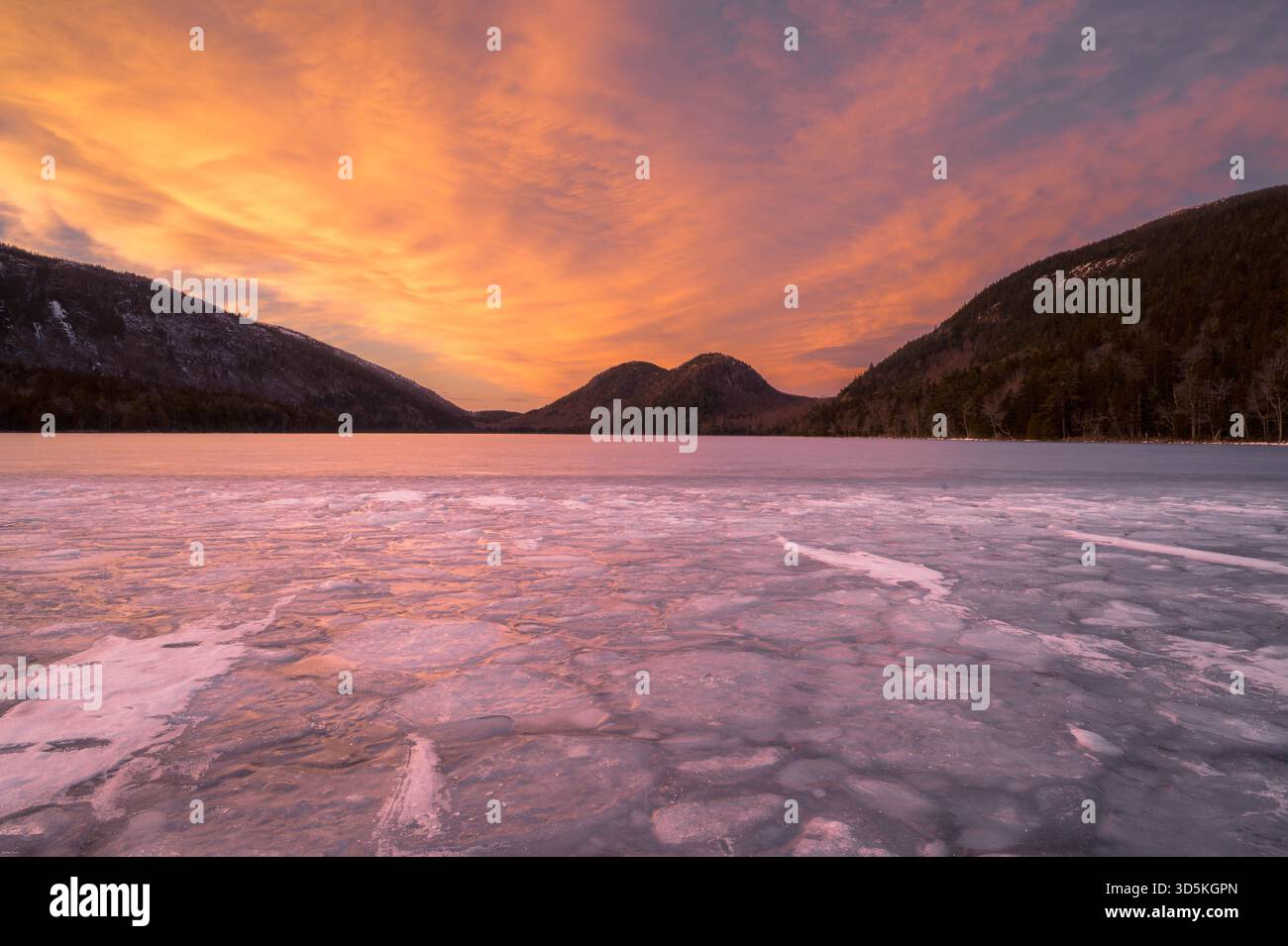 Lever de soleil sur le lac gelé de Jordan dans le parc national d'Acadia, Maine, États-Unis. Banque D'Images