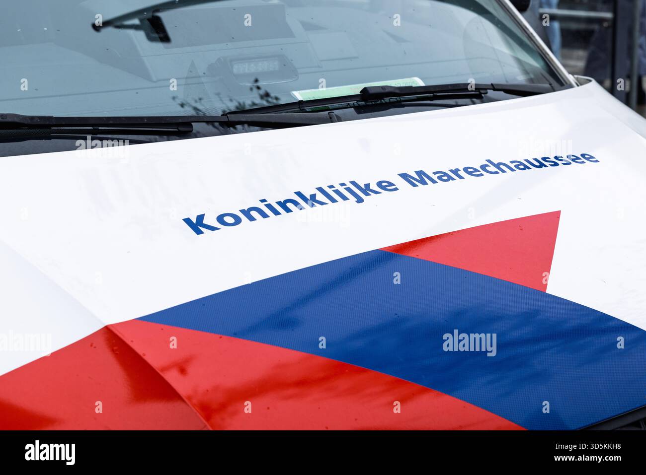 Capot d'un véhicule de la Koninklijke Marechaussee (police militaire royale néerlandaise), montrant le texte et le motif de rayures rouges, blanches et bleues. R Banque D'Images