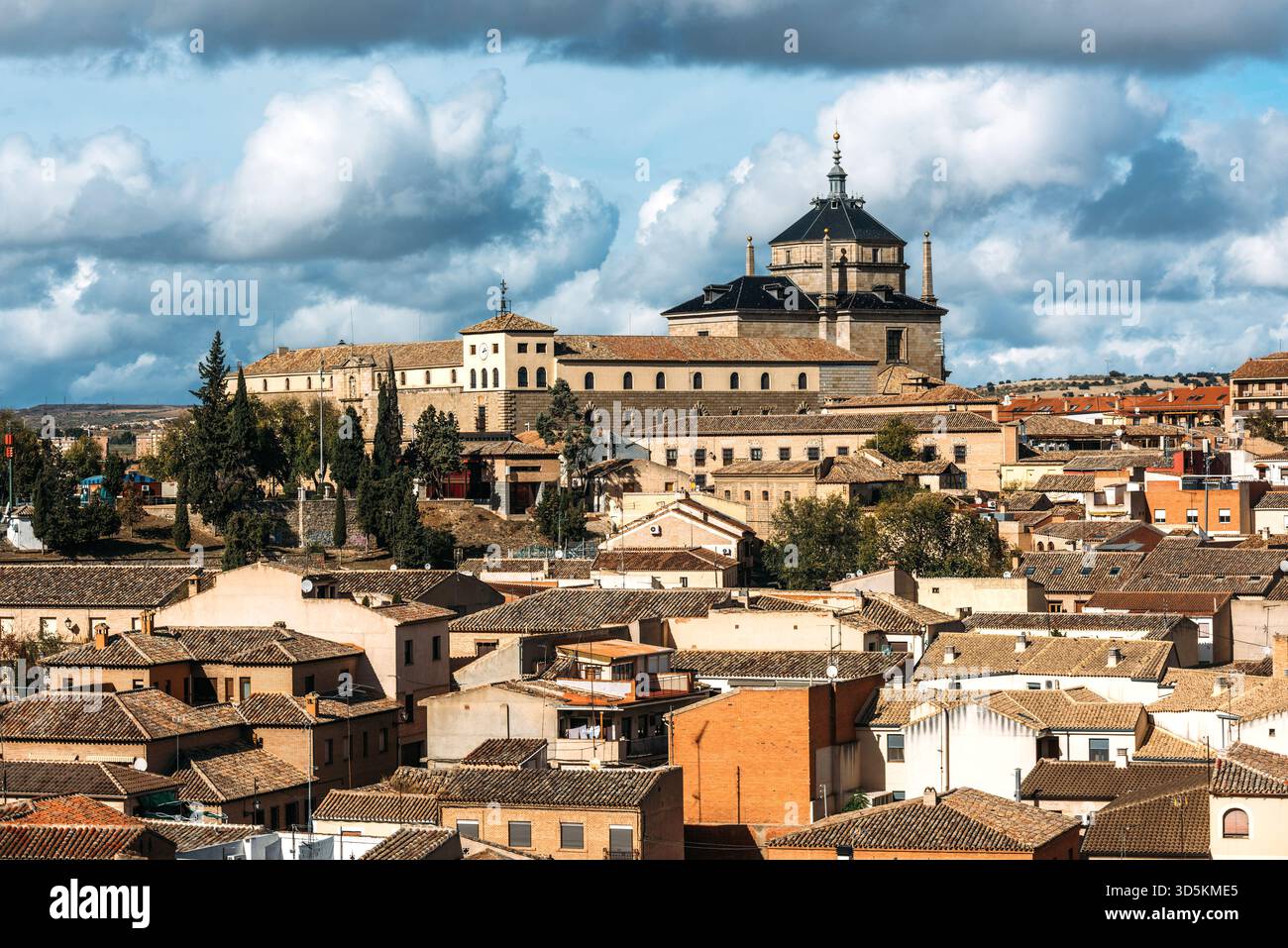Drone aérien vue du paysage urbain de Tolède en Castille de la Manche, Espagne - Iglesia San Juan Bautista Banque D'Images