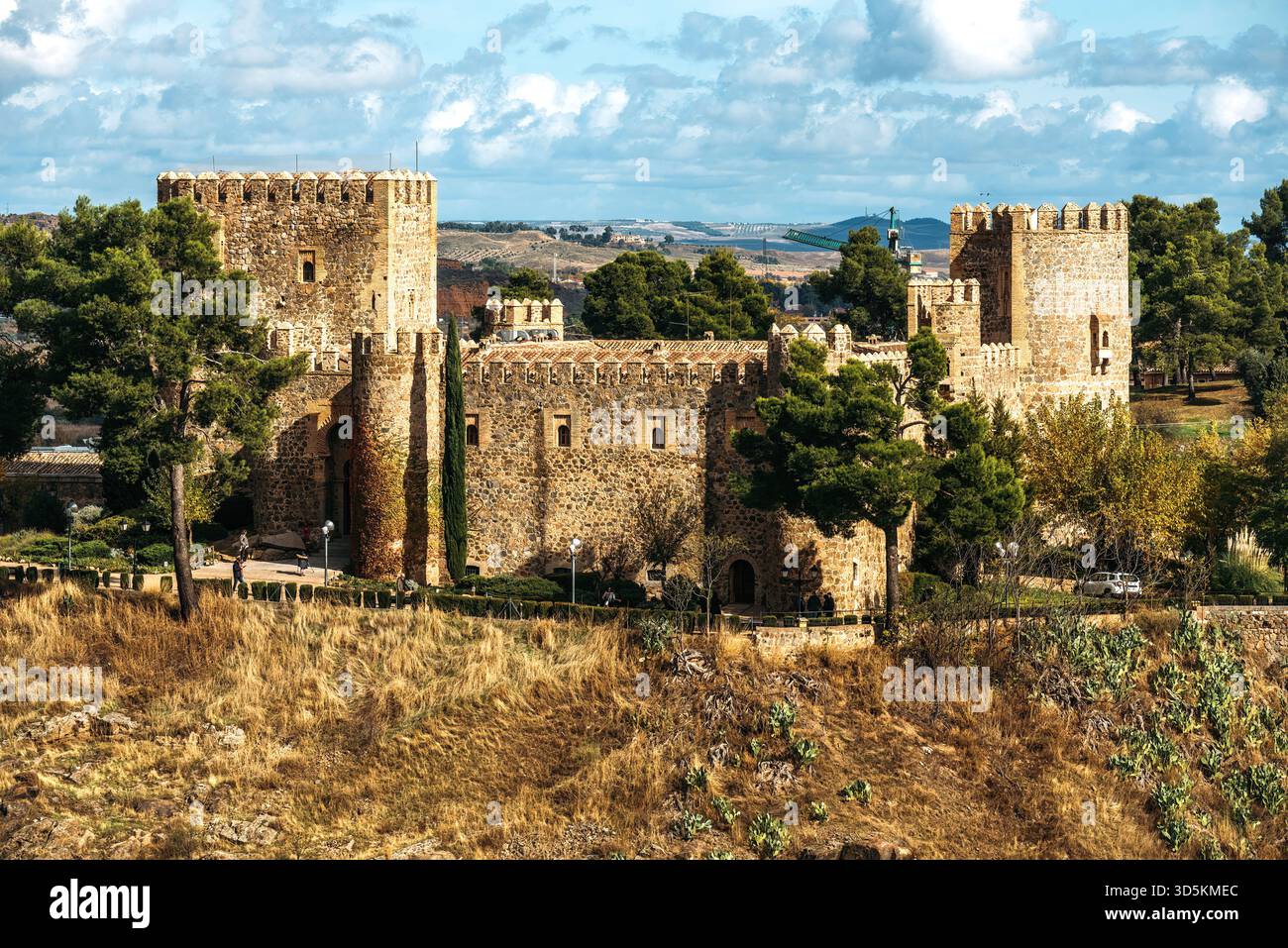Drone aérien vue du paysage urbain de Tolède en Castilla de la Mancha, Espagne - Castillo de San Servando Banque D'Images