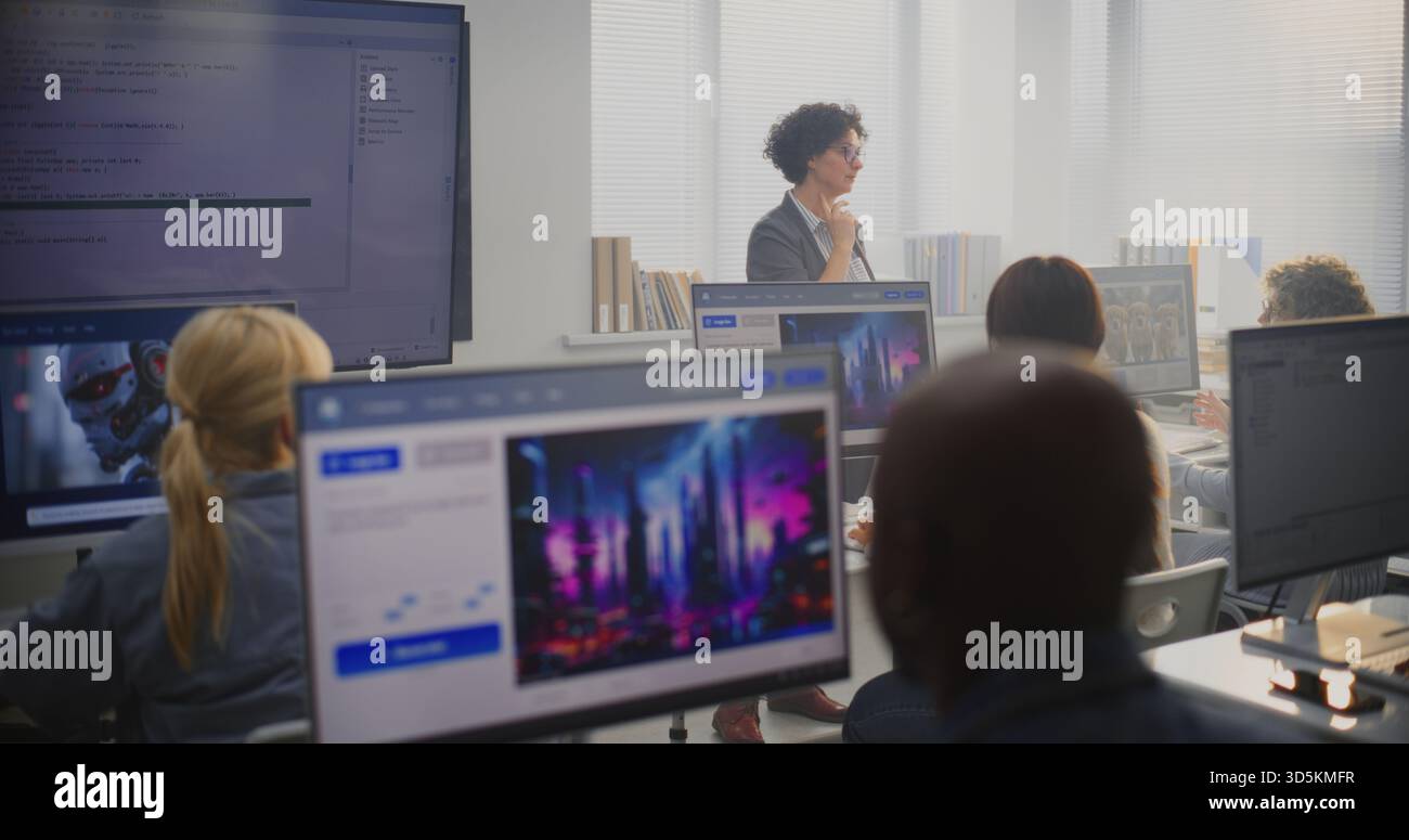 Enseignante se tient à côté du grand écran affichant le code de programmation, expliquant les concepts de modélisation aux élèves adultes. Concept éducation numérique, compétences en codage, environnement d'apprentissage professionnel moderne. Banque D'Images