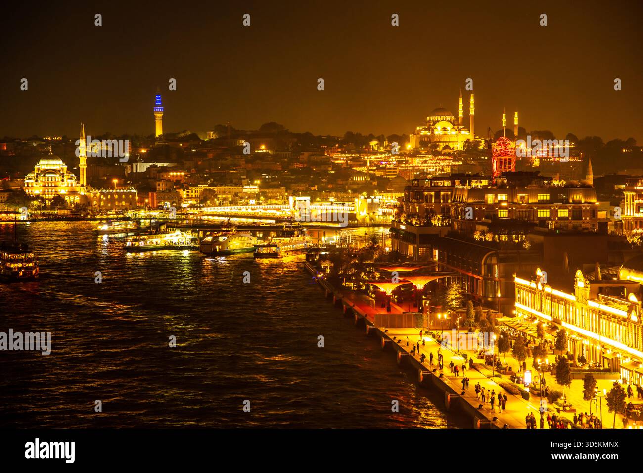 Istanbul, Turquie Oct.5,2025 belle vue de nuit de croisière touristique à Istanbul, Turquie, Mosquée, Palais, Sainte-Sophie . Banque D'Images