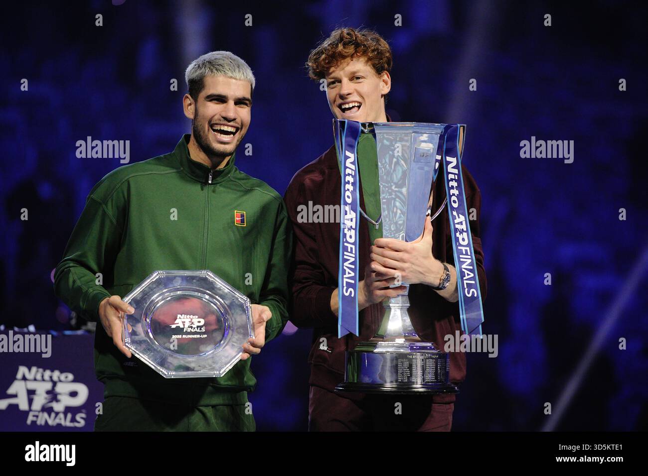 Torino, Italie. 16 novembre 2025. Sur la droite, l'Italien Jannik Sinner avec le trophée après avoir remporté contre l'Espagnol Carlos Alcaraz avec la deuxième place trophée sur la gauche le match de tennis final en simple de l'ATP World Tour finals contre l'Espagnol Carlos Alcaraz à l'Inalpi Arena de Turin, Italie - dimanche 16 novembre 2025. Sport - Tennis (photo de Marco Alpozzi/Lapresse) crédit : LaPresse/Alamy Live News Banque D'Images