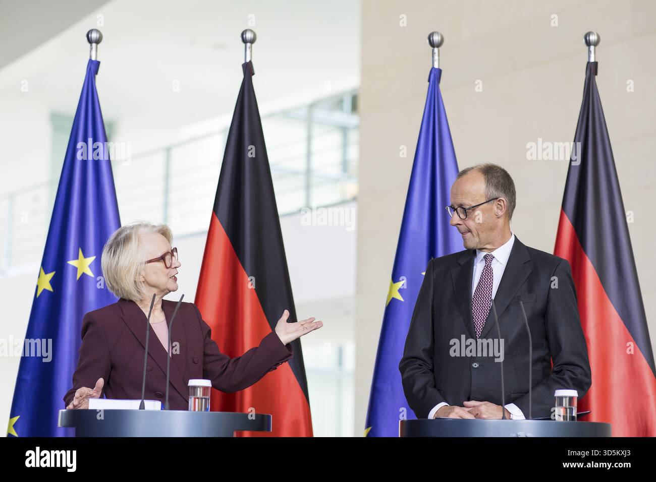 Professeur Dr Monika Schnitzer (Président du Conseil des experts) et Friedrich Merz (Chancelier fédéral de la République fédérale d'Allemagne, CDU) remise o Banque D'Images