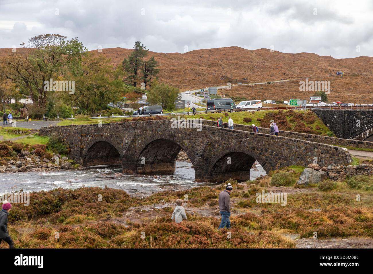 Le vieux pont historique de Sligachan construit entre 1810 et 1818 est l'œuvre de l'ingénieur Thomas Telford. C'est maintenant une attraction touristique. Banque D'Images