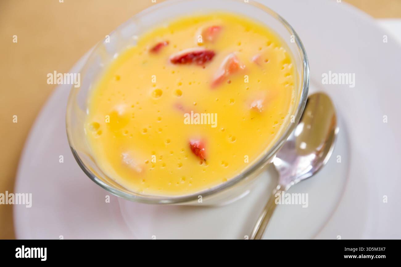 Crème anglaise à la fraise mûre Banque D'Images