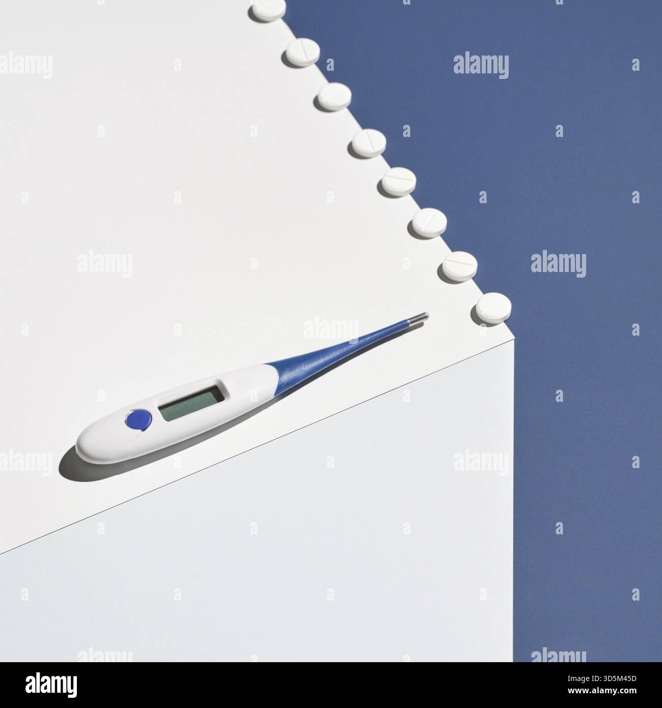 Concept de médecine. Thermomètre médical. Cube bleu et blanc. Pilules contre la grippe. Supplément pour soins de santé. Fièvre malade. Aspirine. Laboratoire pharmaceutique. Antibiot Banque D'Images