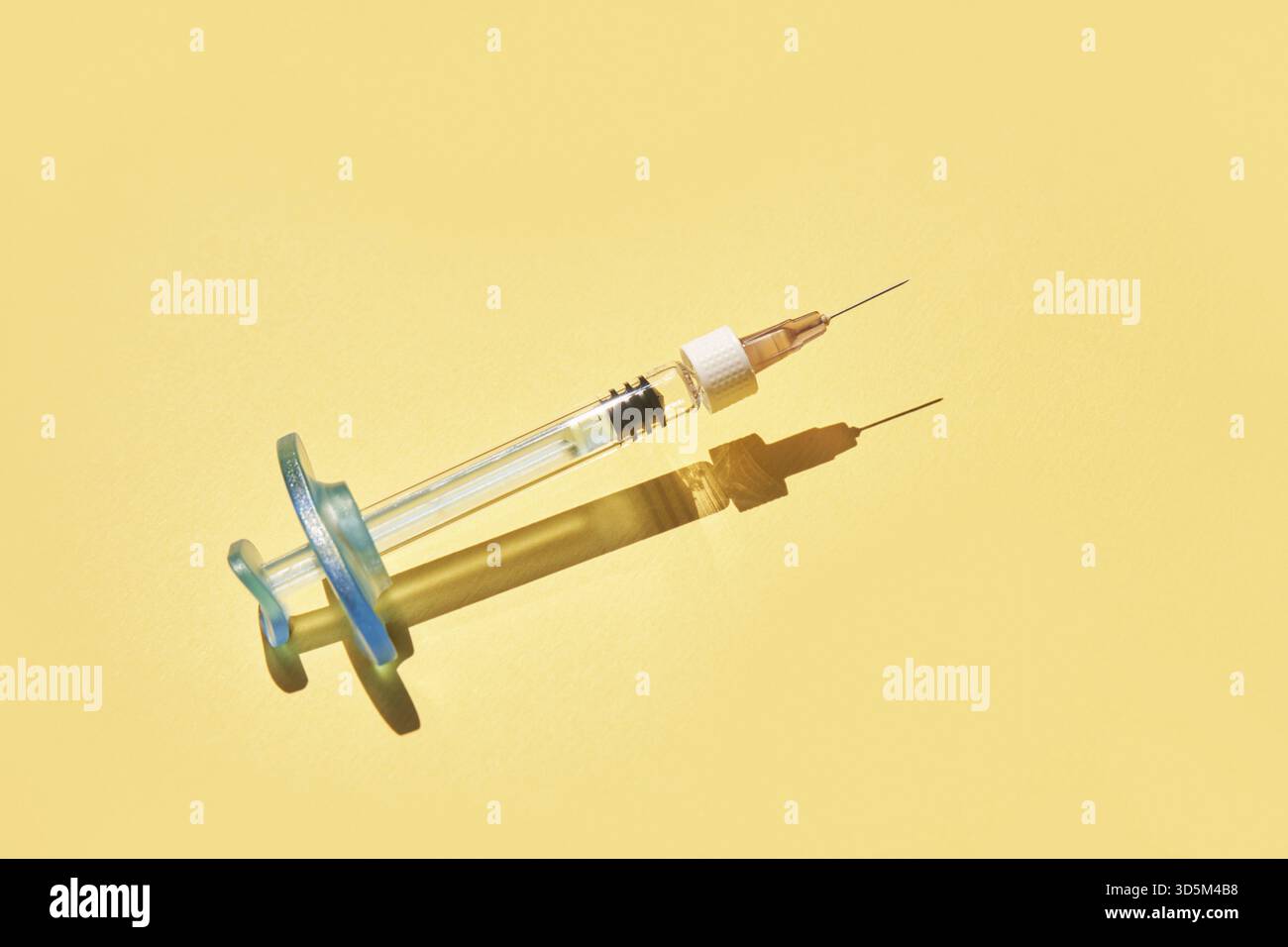 Médicament en seringue. Vaccin injectable chez le médecin. Ombre dure. La thérapie de santé. Traitement cosmétologique. Rajeunissement cutané de l'âge. Laboratoire de sciences de la beauté. Viru Banque D'Images