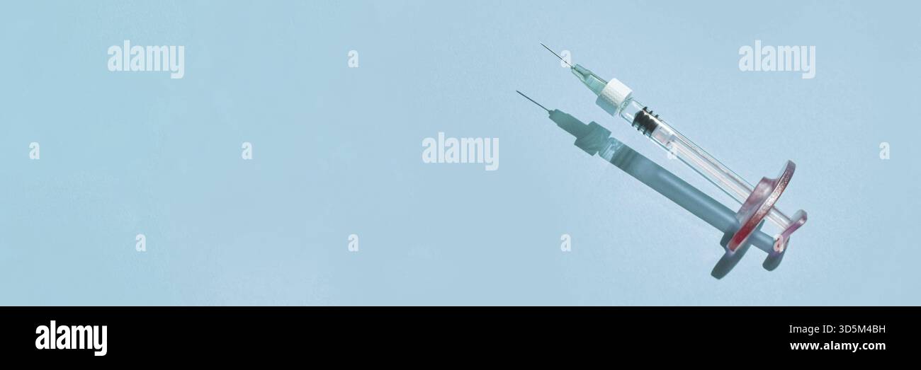 Médicament en seringue. Vaccin injectable chez le médecin. Ombre dure. La thérapie de santé. Traitement cosmétologique. Rajeunissement cutané de l'âge. Laboratoire de sciences de la beauté. Viru Banque D'Images