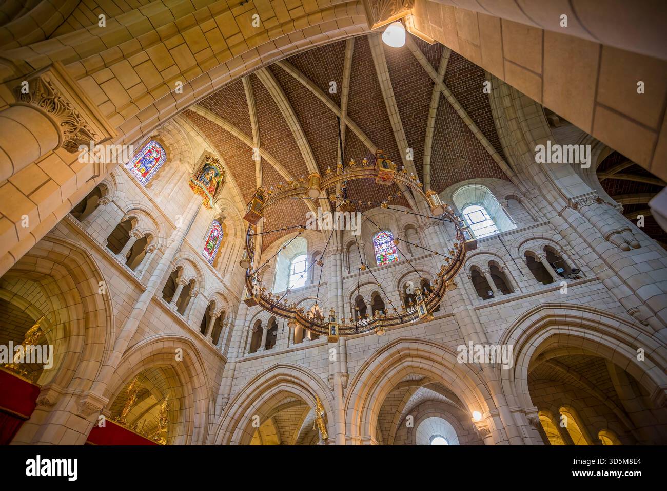 Énorme lanterne en laiton ornée suspendue à un plafond voûté à l'intérieur de l'abbaye bénédictine de Buckfast, Buckfastleigh, Devon, Royaume-Uni le 18 novembre 2015 Banque D'Images