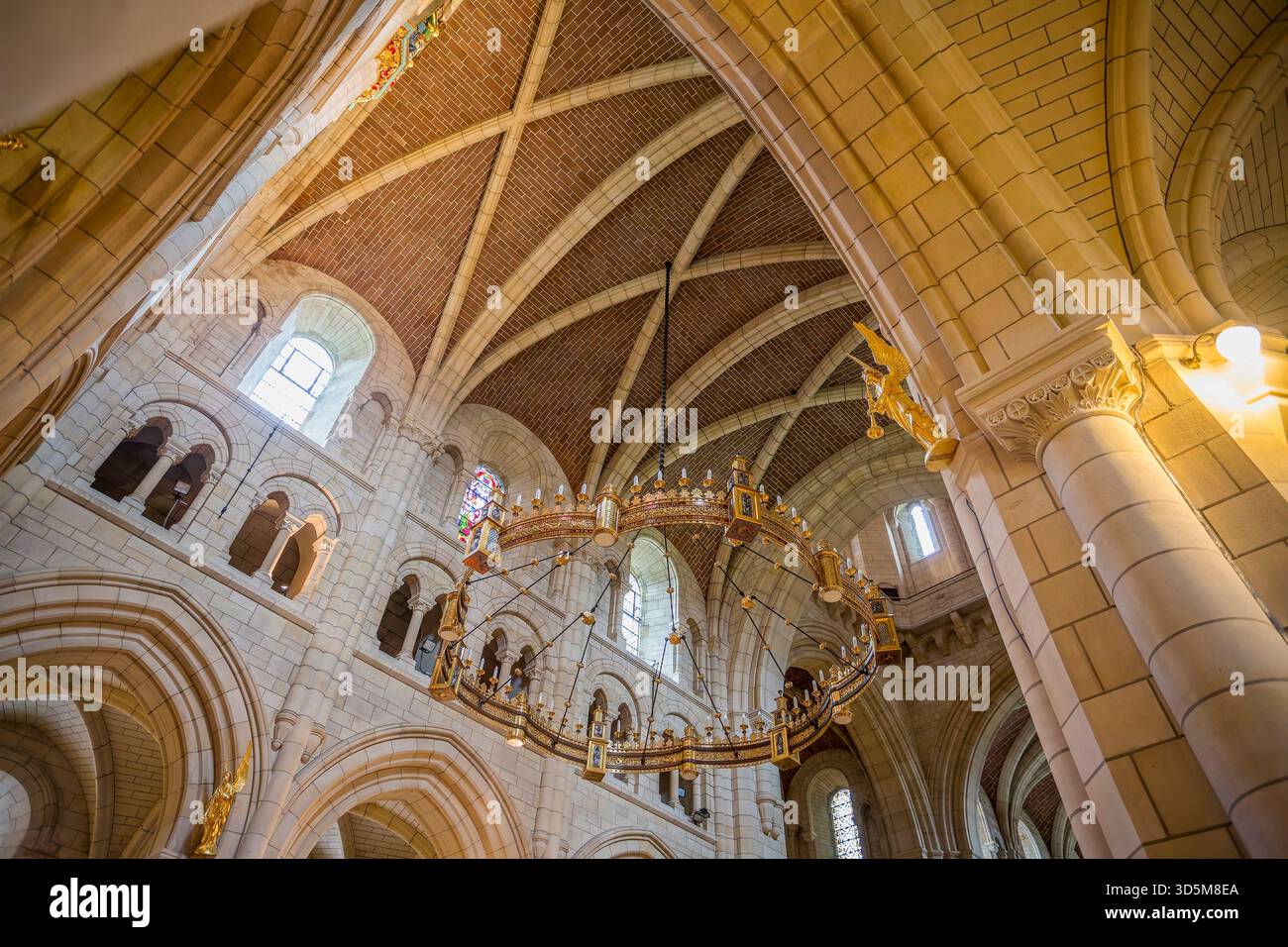 Énorme lanterne en laiton ornée suspendue à un plafond voûté à l'intérieur de l'abbaye bénédictine de Buckfast, Buckfastleigh, Devon, Royaume-Uni le 18 novembre 2015 Banque D'Images