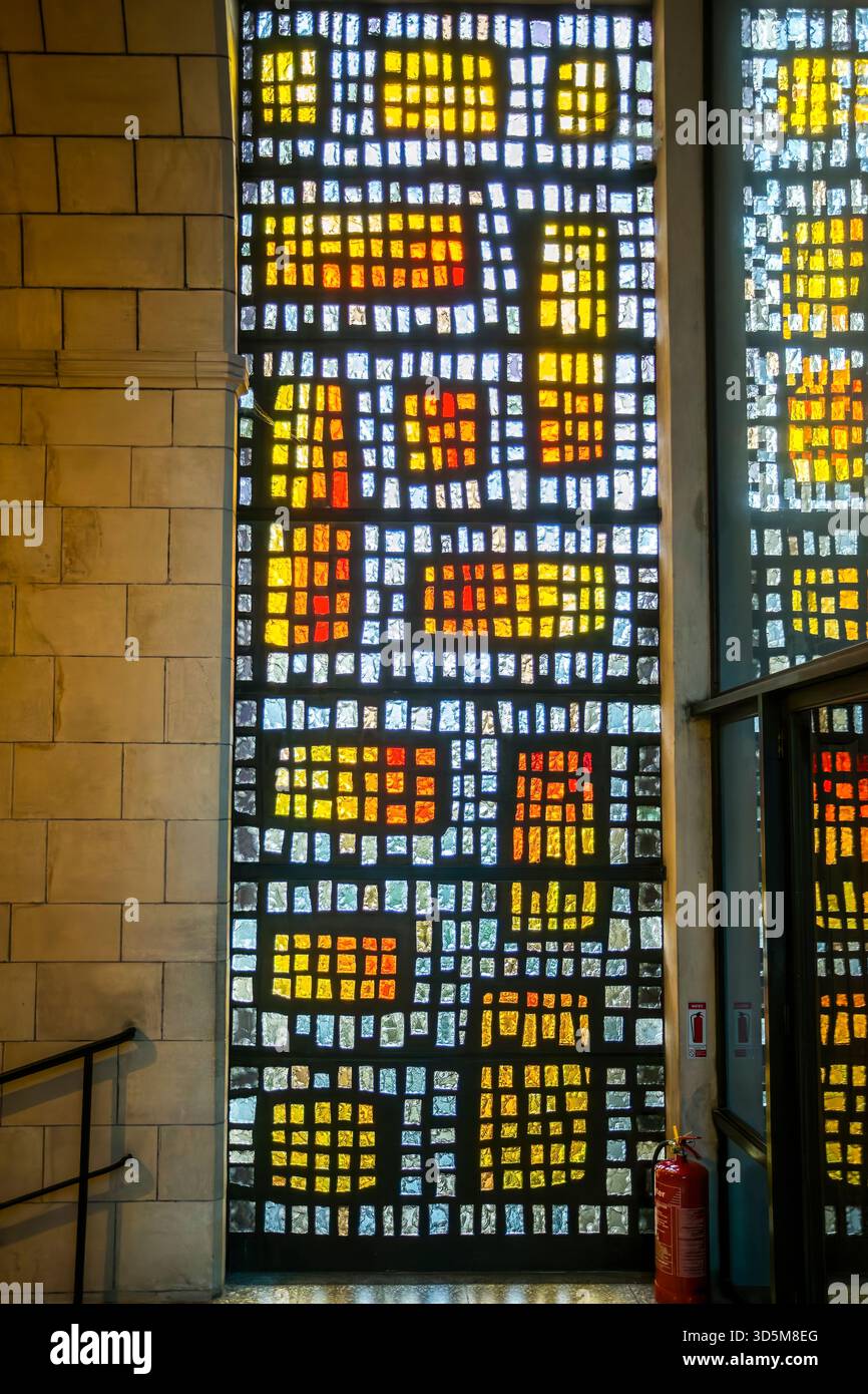 Vitrail moderne à l'intérieur de l'abbaye bénédictine de Buckfast, Buckfastleigh, Devon, Royaume-Uni le 18 novembre 2015 Banque D'Images