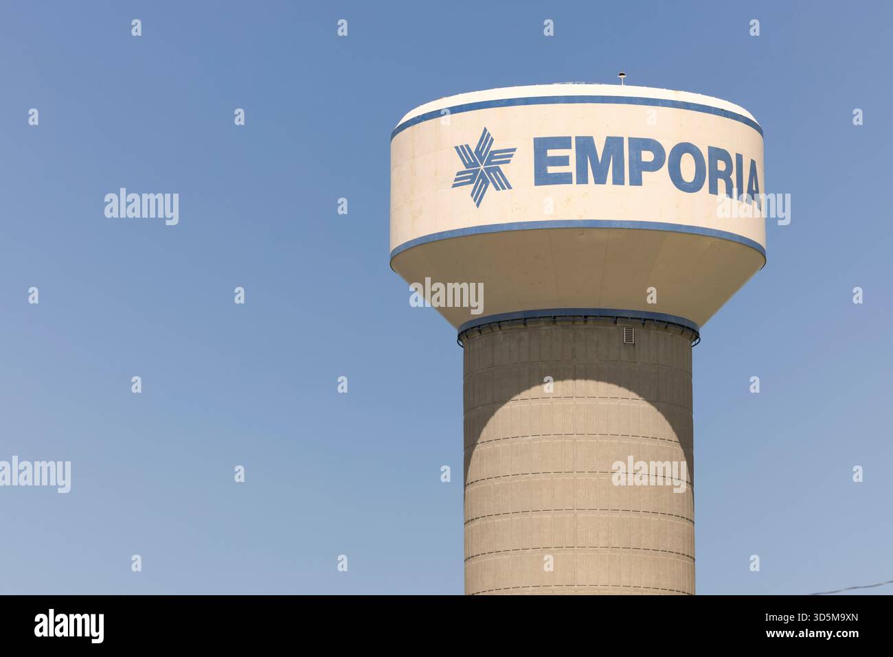 Emporia, Kansas, États-Unis - 18 juin 2023 : le soleil brille l'après-midi sur le château d'eau du centre-ville d'Emporia. Banque D'Images