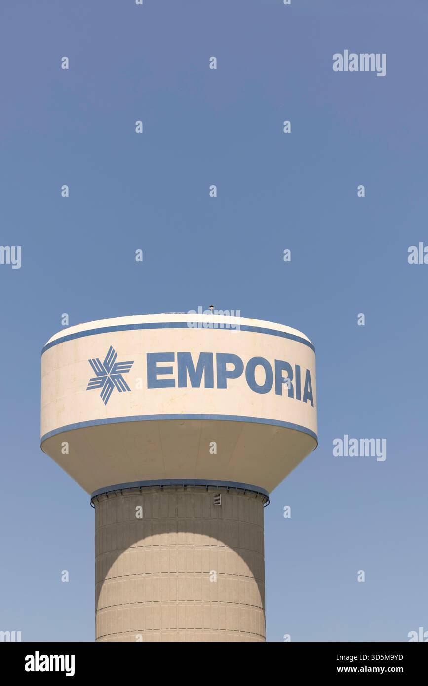 Emporia, Kansas, États-Unis - 18 juin 2023 : le soleil brille l'après-midi sur le château d'eau du centre-ville d'Emporia. Banque D'Images