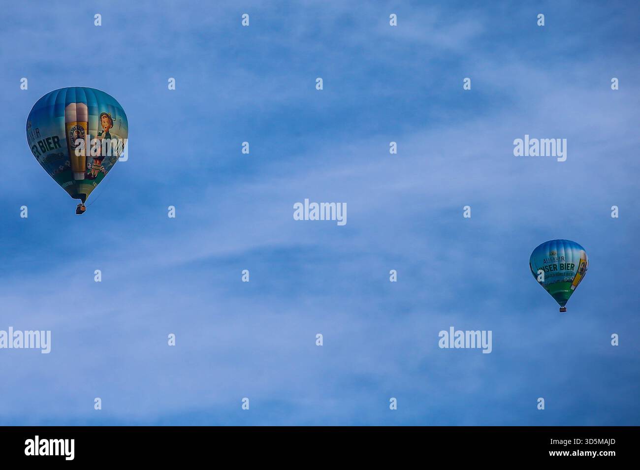 15.11.2025 xsvx, Wirtschaft emwir , v.l. Allgäuer Büble Bier Allgaeuer Bueble Bier Heissluftballon Heißluftballon Werbung Symbolbild Brauhaus blauer Himmel Garmisch-Partenkirchen *** 15 11 2025 xsvx, Economy emwir , v l Allgäuer Büble bière Allgaeuer Bueble bière ballon à air chaud symbole publicitaire image Brasserie ciel bleu Garmisch kirchen Banque D'Images