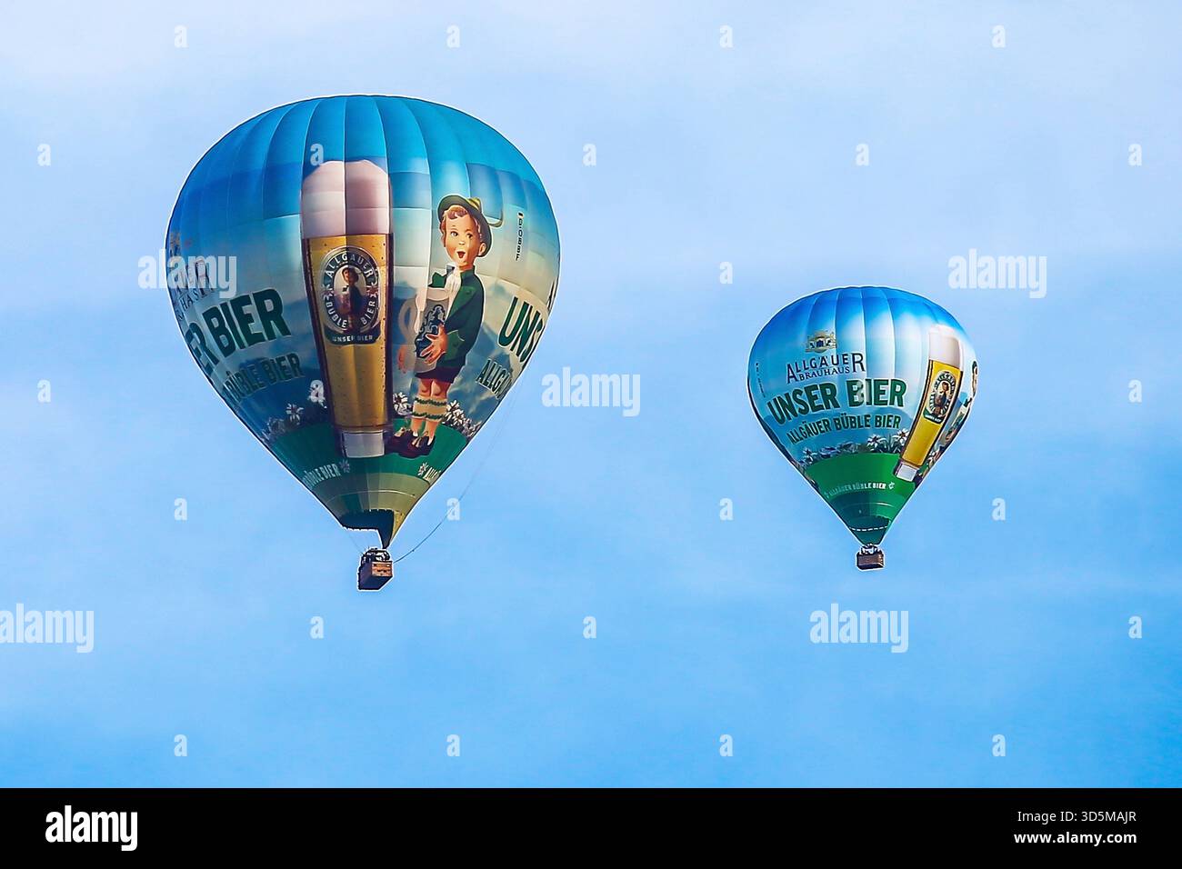 15.11.2025 xsvx, Wirtschaft emwir , v.l. Allgäuer Büble Bier Allgaeuer Bueble Bier Heissluftballon Heißluftballon Werbung Symbolbild Brauhaus blauer Himmel Garmisch-Partenkirchen *** 15 11 2025 xsvx, Economy emwir , v l Allgäuer Büble bière Allgaeuer Bueble bière ballon à air chaud symbole publicitaire image Brasserie ciel bleu Garmisch kirchen Banque D'Images