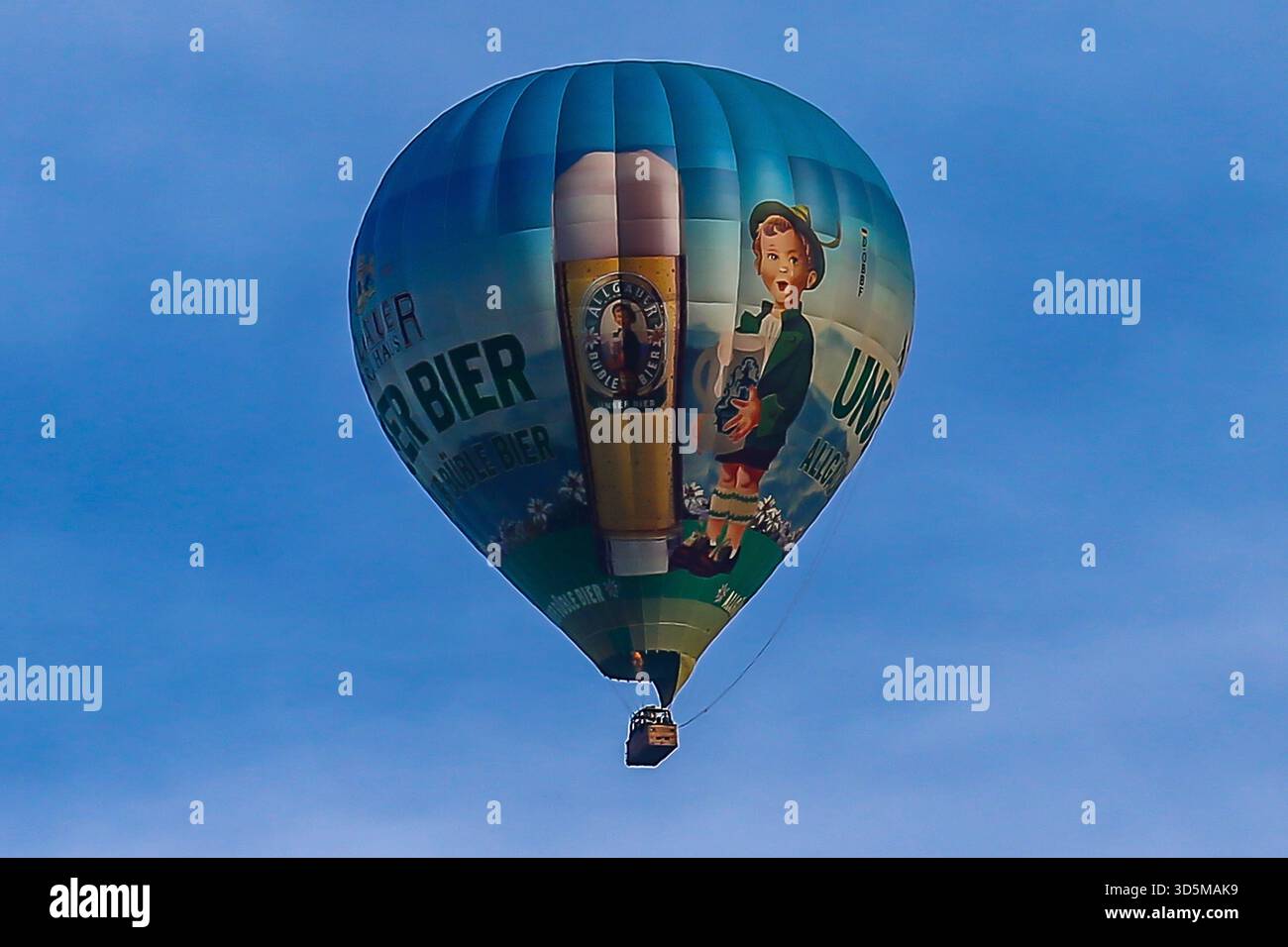 15.11.2025 xsvx, Wirtschaft emwir , v.l. Allgäuer Büble Bier Allgaeuer Bueble Bier Heissluftballon Heißluftballon Werbung Symbolbild Brauhaus blauer Himmel Garmisch-Partenkirchen *** 15 11 2025 xsvx, Economy emwir , v l Allgäuer Büble bière Allgaeuer Bueble bière ballon à air chaud symbole publicitaire image Brasserie ciel bleu Garmisch kirchen Banque D'Images